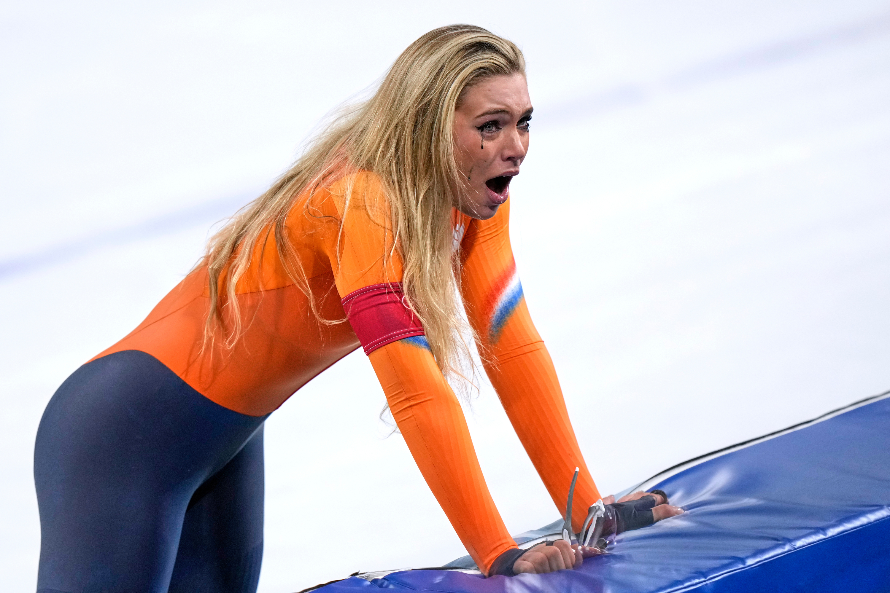 Jutta Leerdam llora tras ganar la medalla de oro en la prueba femenina de 1000 metros de patinaje de velocidad en los Juegos Olímpicos de Invierno de 2026, celebrados en Milán, Italia, el lunes 9 de febrero de 2026