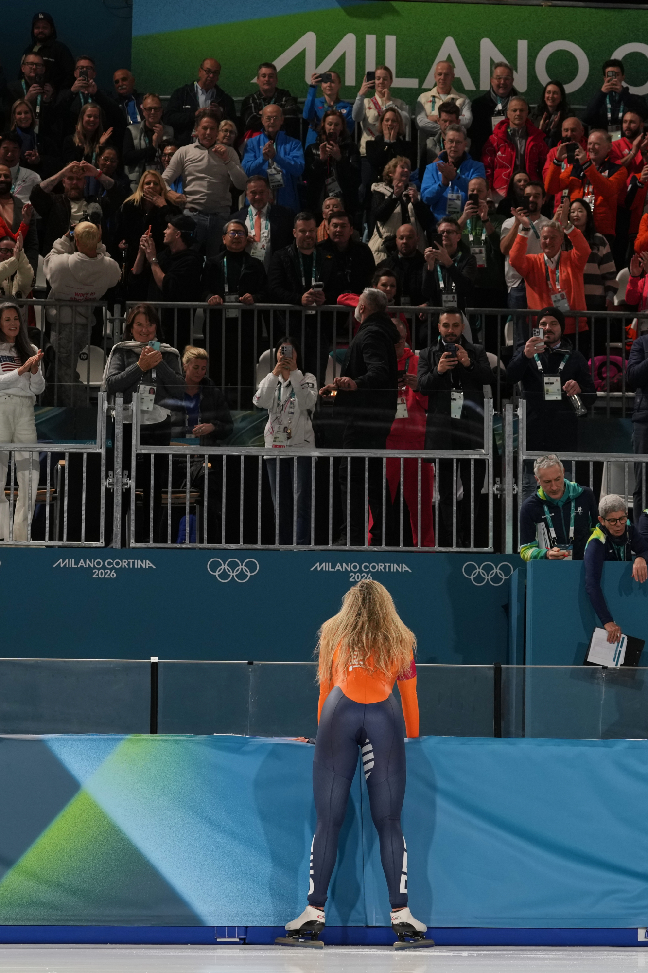 Jutta Leerdam busca entre el público a su prometido Jake Paul, mientras celebra su victoria en la final femenina de patinaje de velocidad de 1000 metros en los Juegos Olímpicos de Invierno de 2026