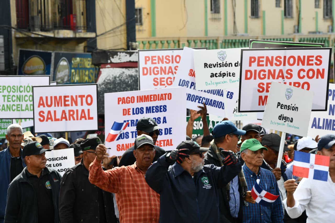 Exigen aumento salarial