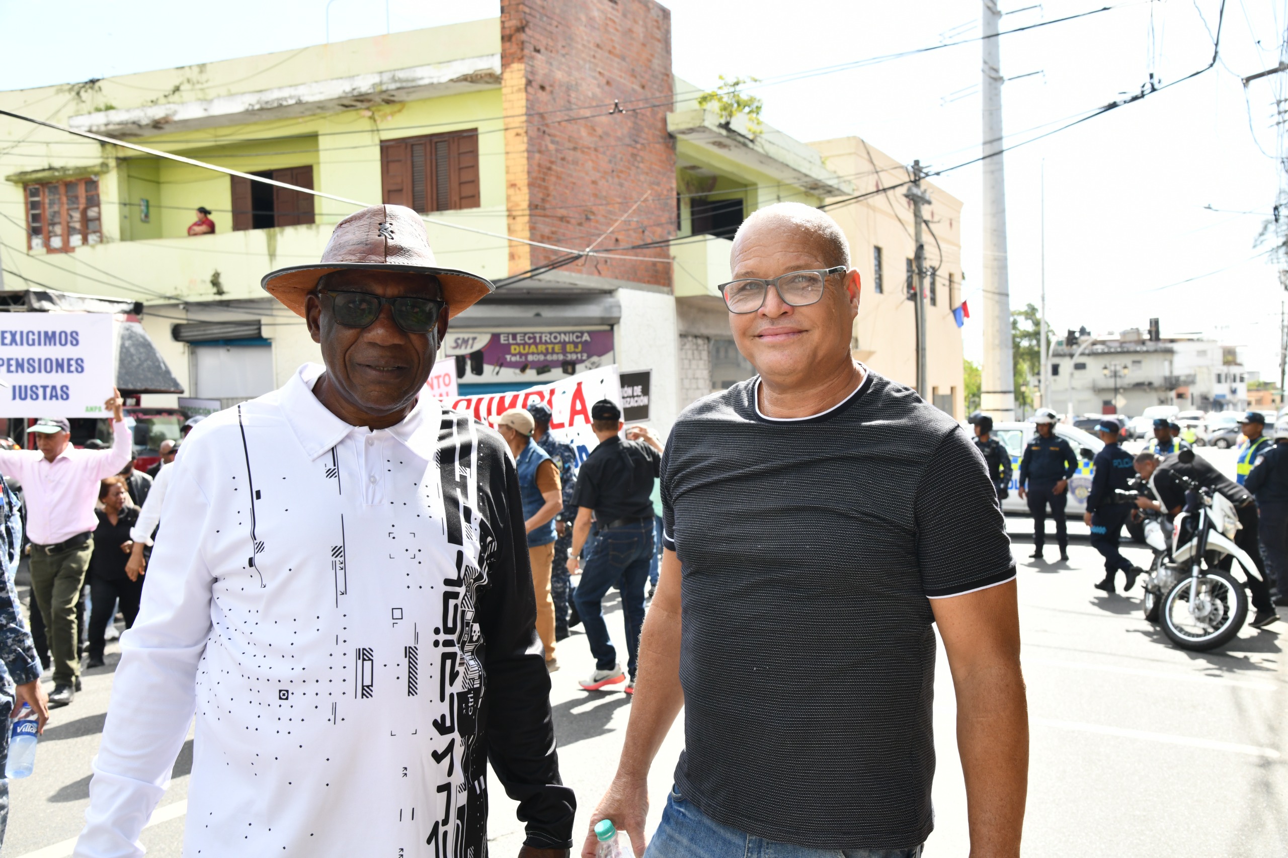 La imagen muestra a Pablo Vizcaíno en la derecha y a Luis Alberto (Chino) Marte a mano izquierda, en la marcha de la ANPA.