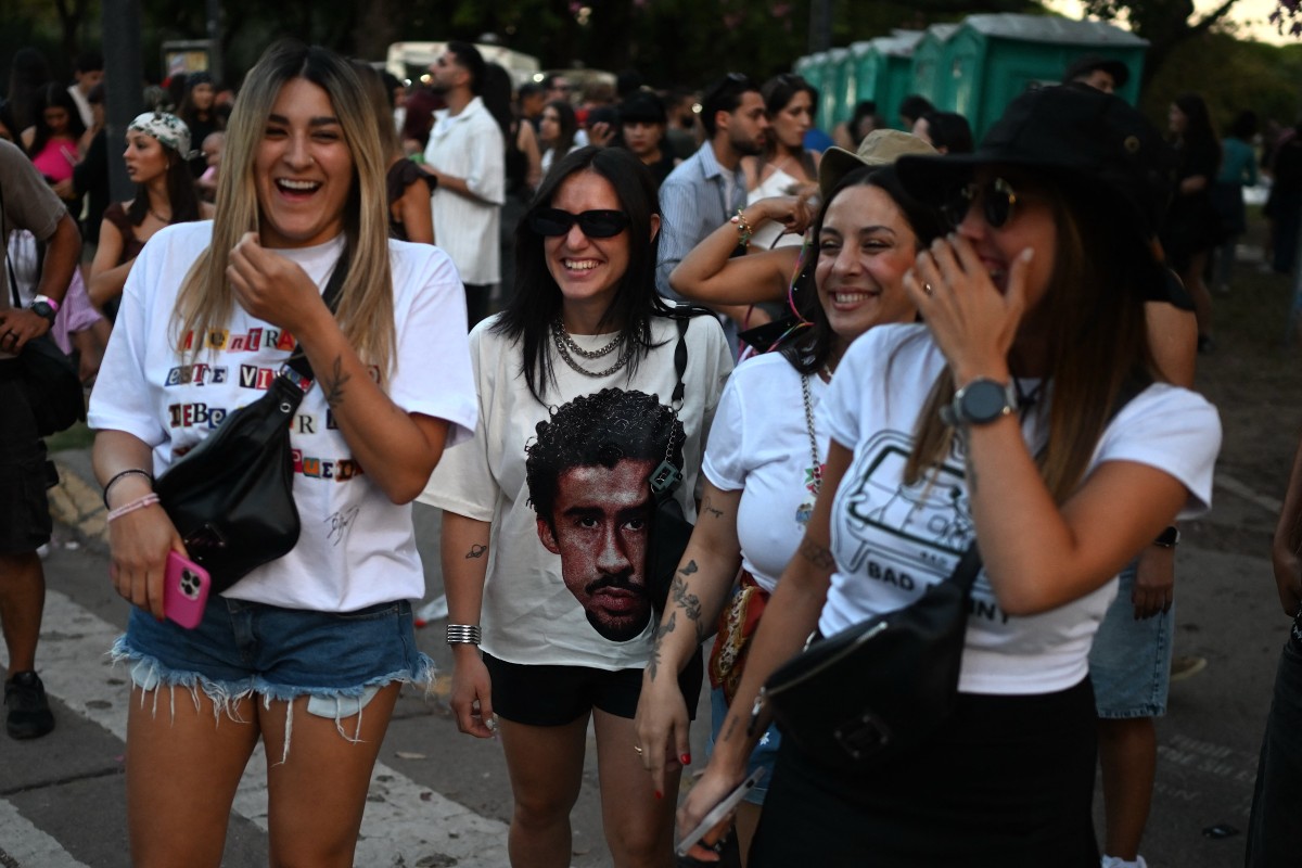 Los fans del cantante puertorriqueño Bad Bunny llegan para asistir a su concierto de la gira mundial 'Debi tirar más fotos' en el estadio Monumental de Buenos Aires el 13 de febrero de 2026.