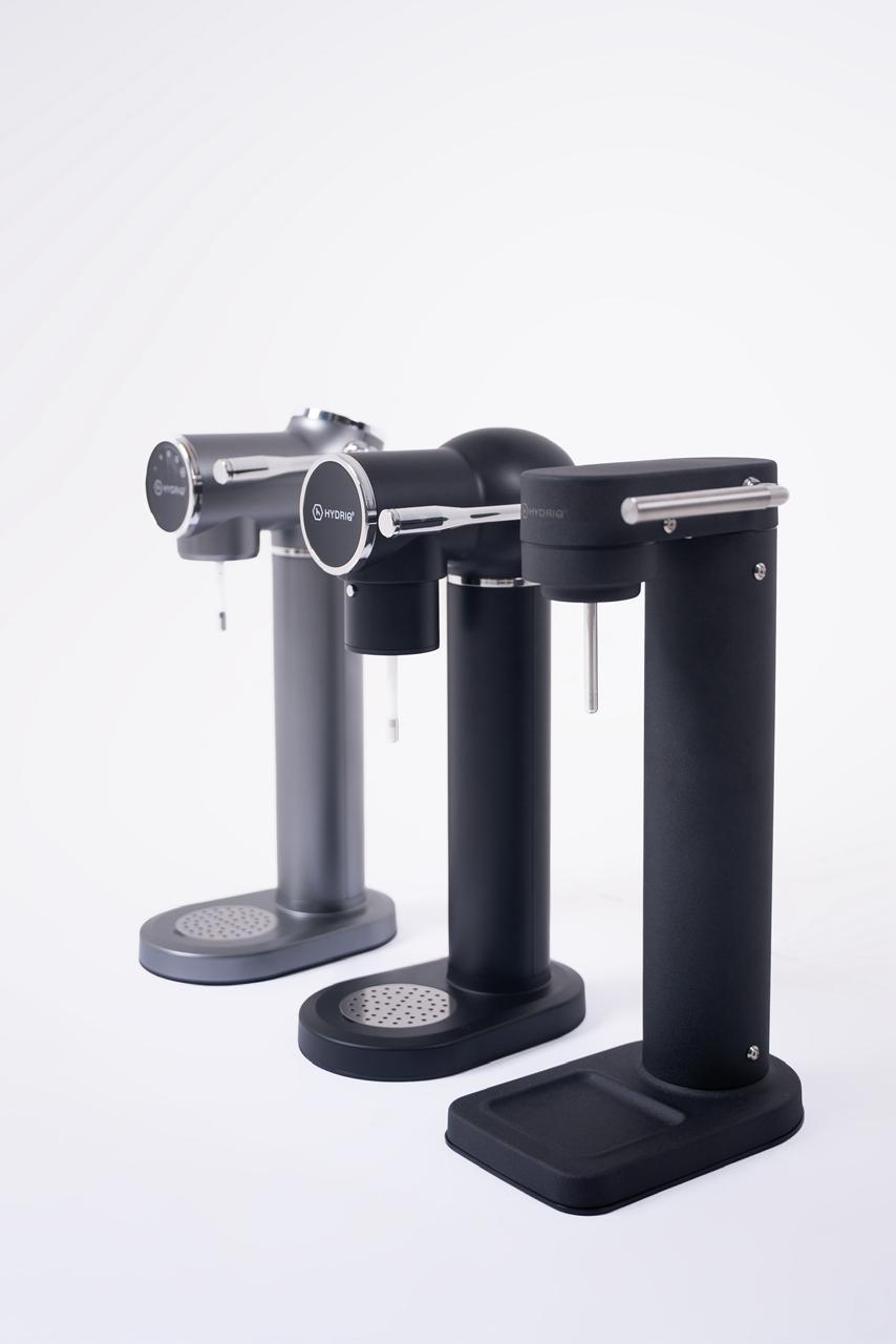 La gasificadora convierte agua común en agua con gas.