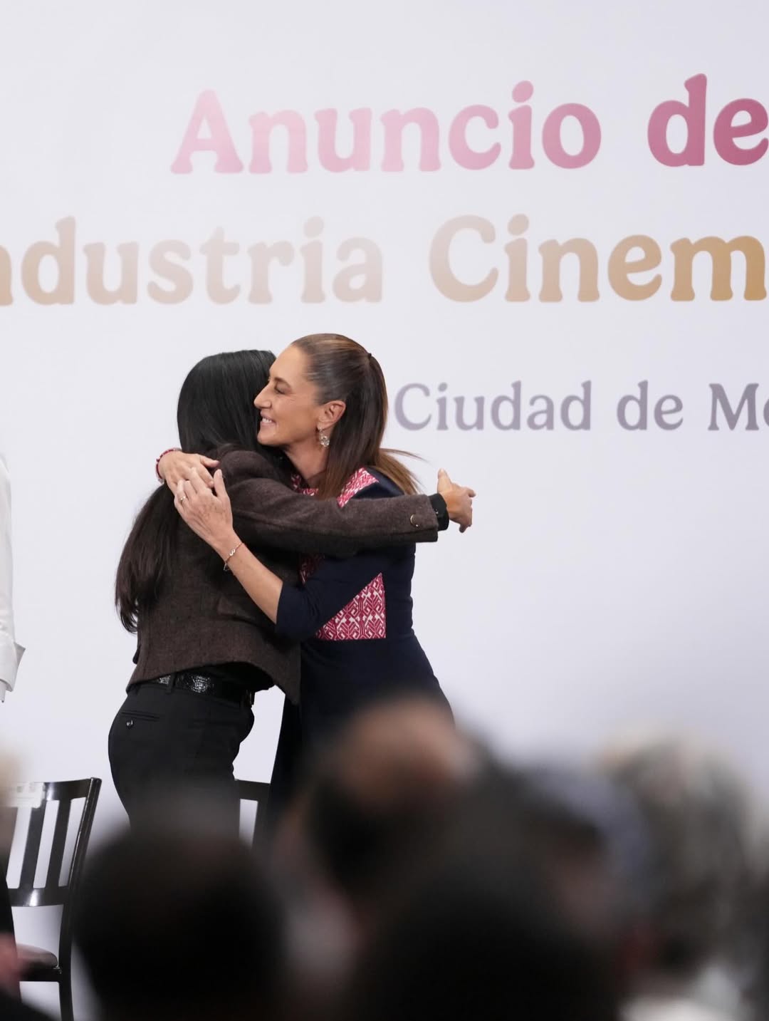 La actriz productora y directora mexicana Salma Hayek (i), y la presidenta de México, Claudia Sheinbaum, participan en una rueda de prensa este domingo, en el Palacio Nacional de la Ciudad de México.