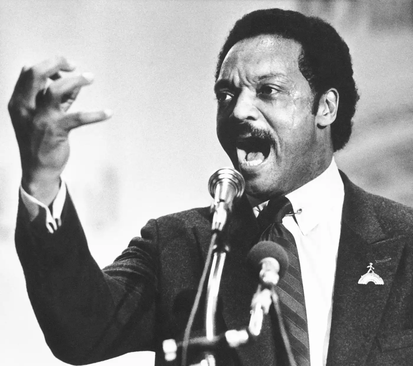 El candidato presidencial demócrata Jesse Jackson habla con un grupo de sus partidarios en un mitin celebrado en una iglesia bautista en Dayton, Ohio, el 14 de abril de 1984.Rob Burns | AP
