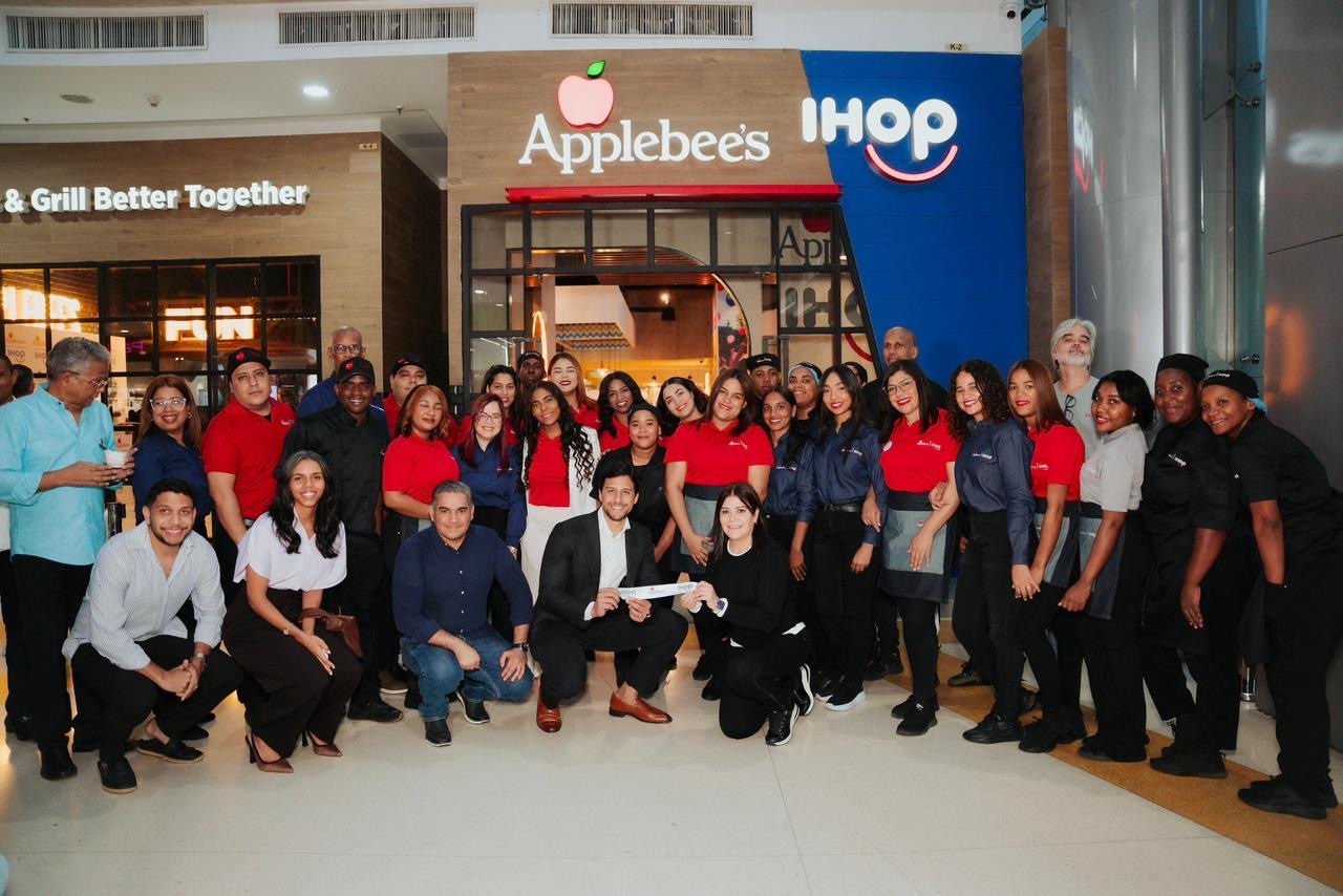 Raymond Rodríguez y Tamara Martínez acompañados de los colaboradores de Applebee’s e IHOP.