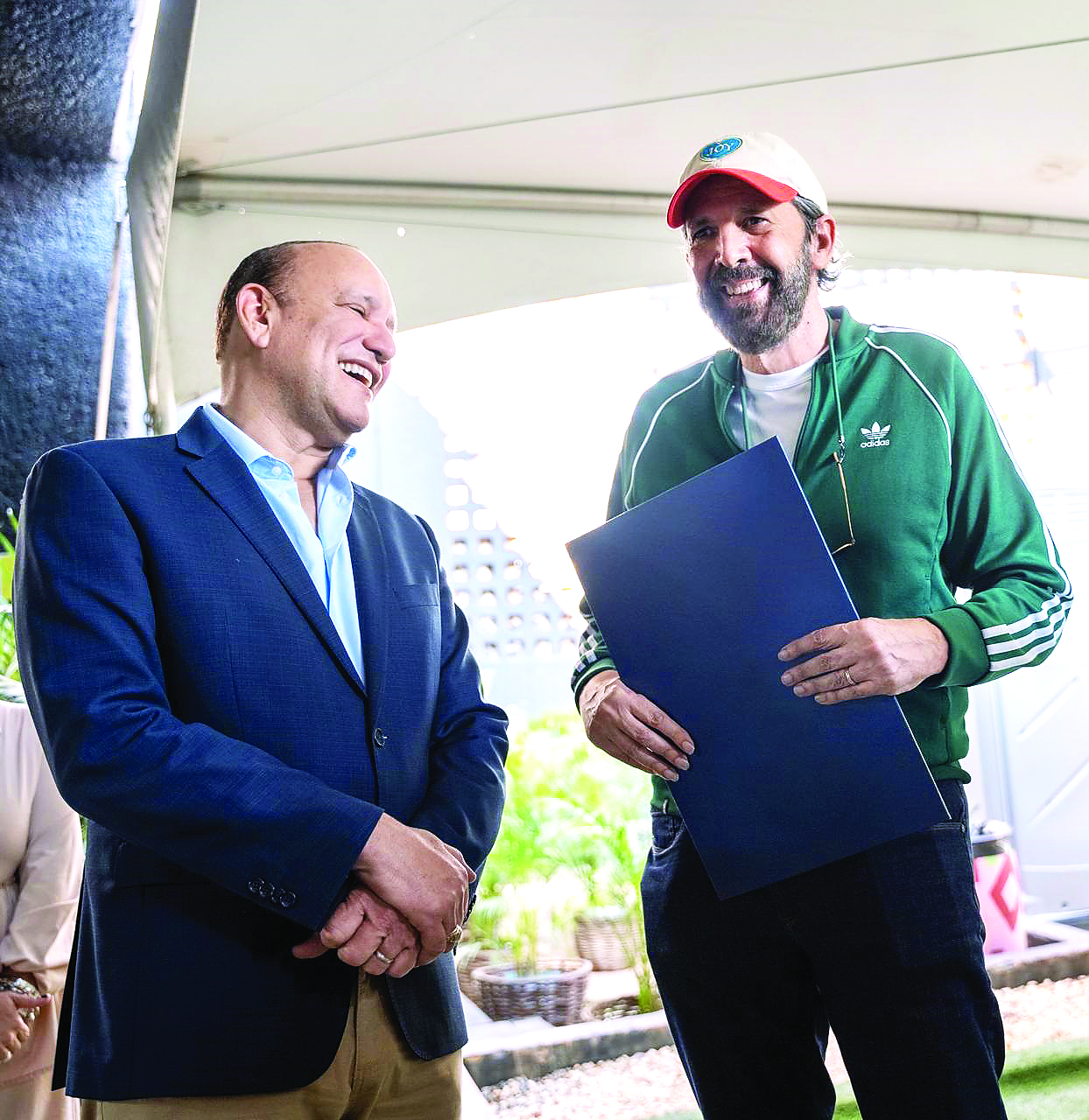 Ulises Rodríguez y Juan Luis Guerra durante la entrega de la proclama al artista como 