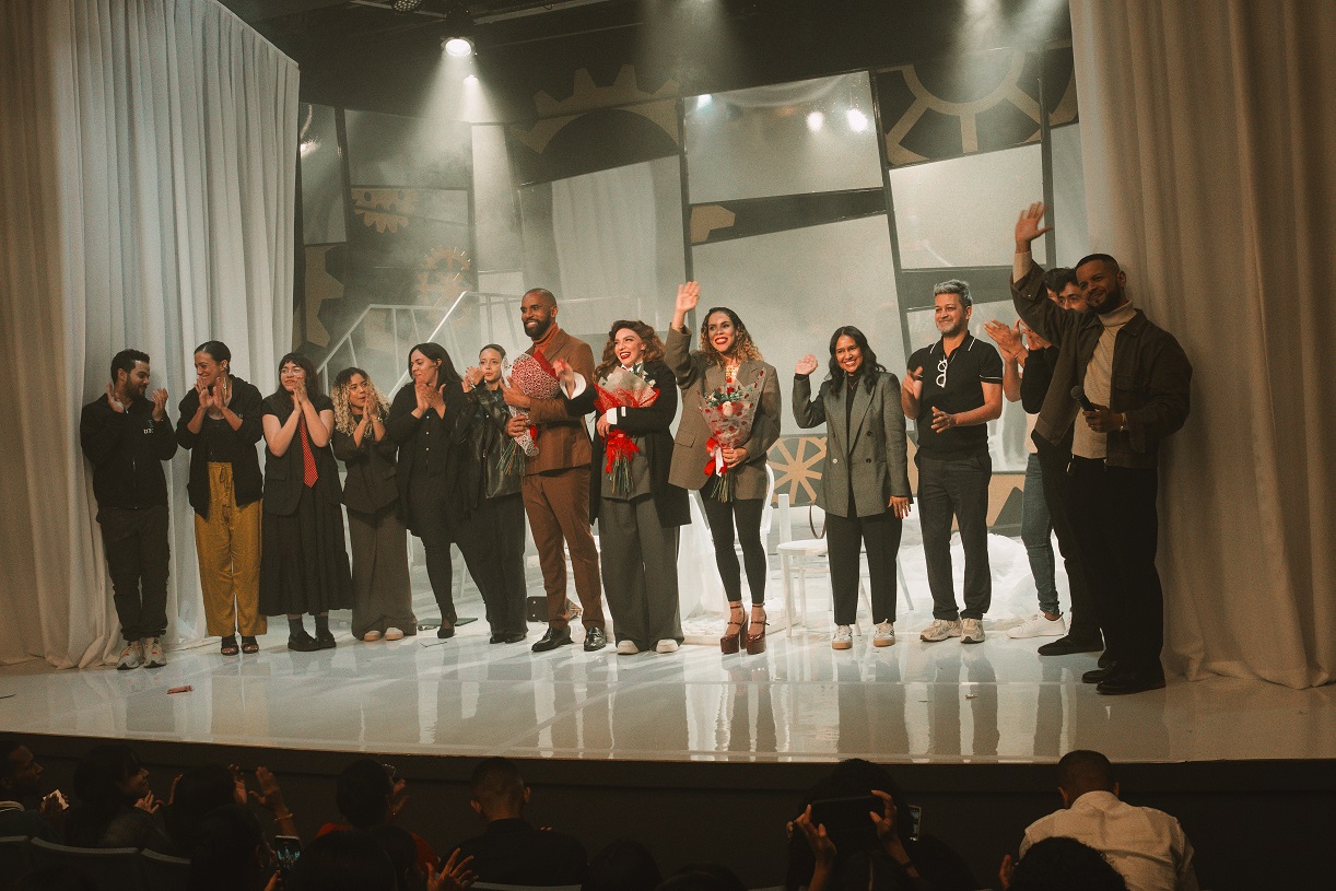 Judith Rodríguez junto a su elenco y técnicos en el montaje 