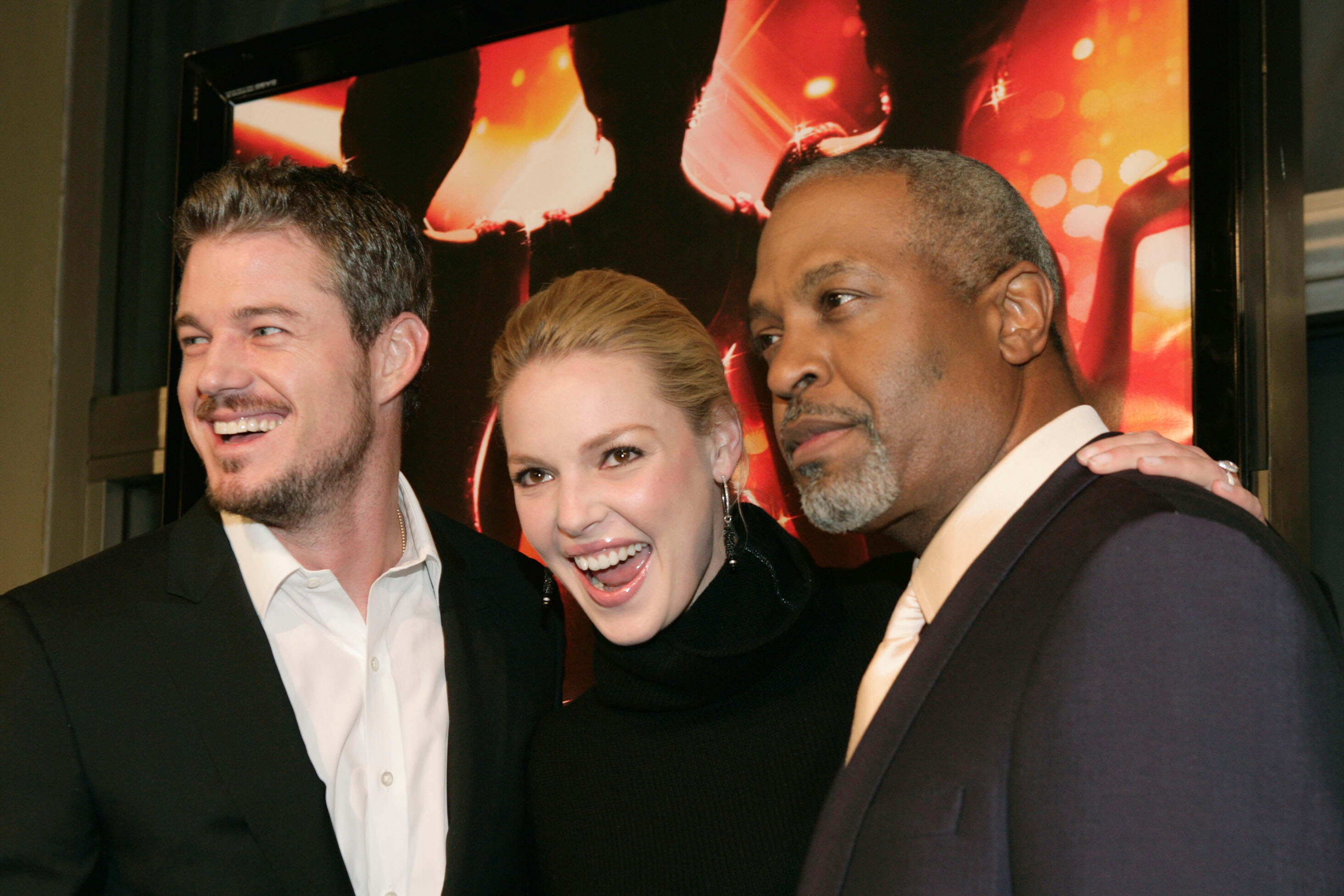 El actor Eric Dane, a la izquierda, Katherine Heigl, en el centro, y James Pickens Jr., de la serie Grey's Anatomy llegan al estreno en Beverly Hills California el diciembre