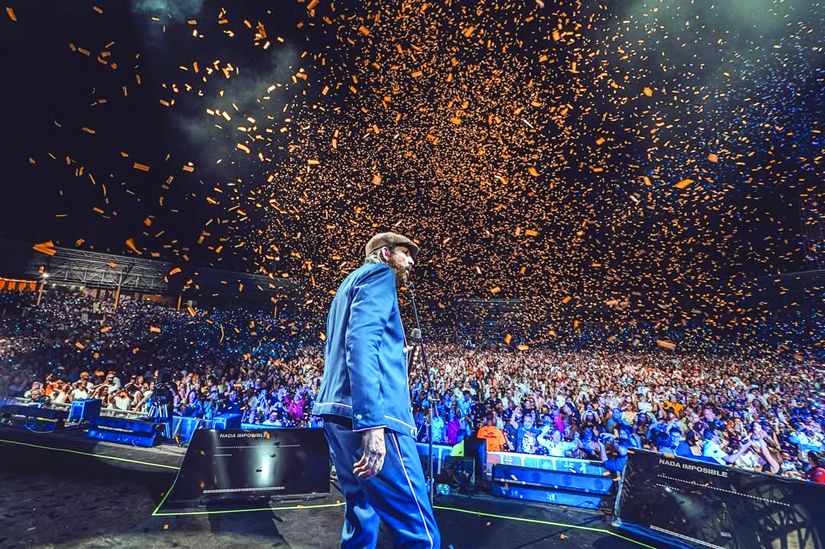 Juan Luis Guerra ante la multitud de casi 20 mil personas congregadas en el Estadio Cibao de Santiago.