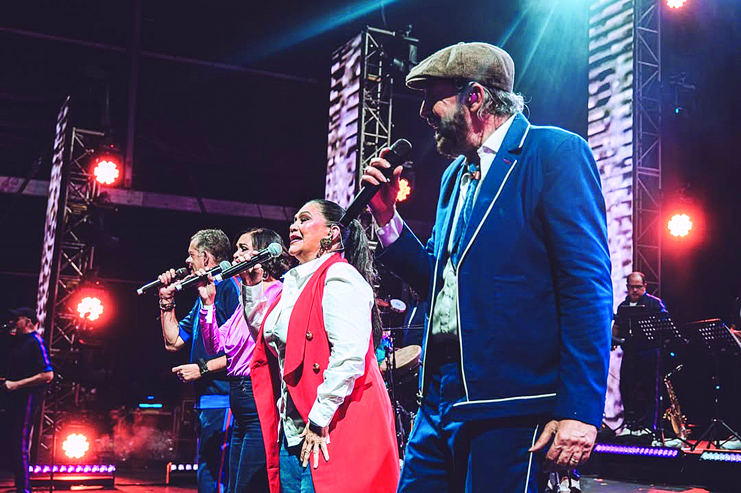 Juan Luis Guerra junto a Maridalia Hernández, Mariela Mercado y Roger Zayas, recordando el original grupo 4-40.