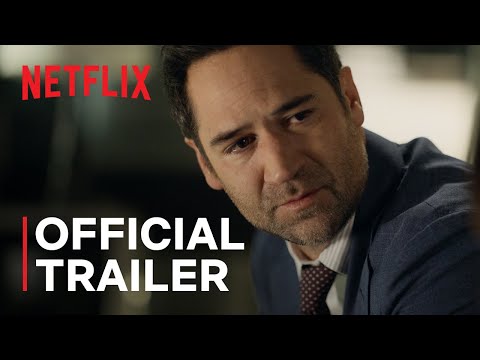 En juicio por un asesinato que no cometió, Mickey debe enfrentarse a un implacable fiscal de distrito mientras lucha por demostrar su inocencia, exponer al verdadero asesino y salvar su empresa.    Míralo en Netflix: https://www.netflix.com/title/81764690 Acerca de Netflix: Netflix es uno de los servicios de entretenimiento líderes en el mundo, con más de 300 millones de membresías pagas en más de 190 países que disfrutan de series de televisión, películas y juegos en una amplia variedad de géneros e idiomas. Los miembros pueden reproducir, pausar y reanudar la visualización todo lo que quieran, en cualquier momento y en cualquier lugar, y pueden cambiar sus planes en cualquier momento.    El abogado de Lincoln: Temporada 4 | Tráiler oficial | Netflixhttps://www.youtube.com/@Netflix
