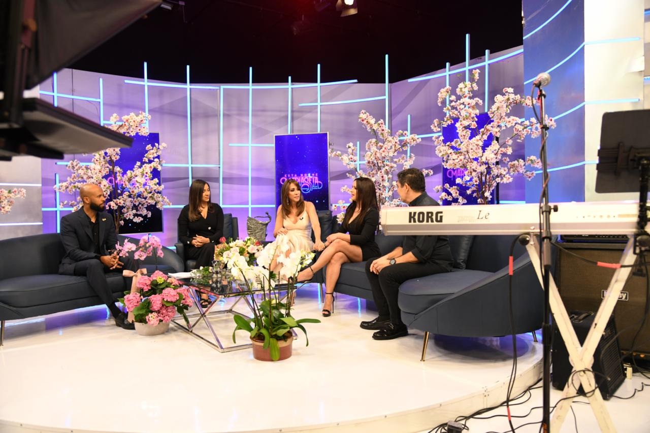 Mariasela Álvarez junto a José Checho Lora, Diana Lora y Nairobi Vilorio, la noche del jueves 26 de febrero 2026, en la despedida del programa 