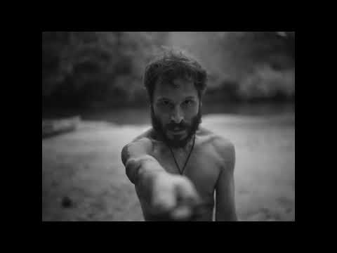 Basada en una historia real, Zumeca nos muestra la primera familia de América: un español, Miguel, y un taíno, Zumeca. Huyendo de su pasado, Miguel es perseguido por los delirios del viejo mundo. Zumeca ve algo en Miguel que él mismo no puede ver. Un hombre destrozado de un mundo decadente recibe la oportunidad de una nueva vida de la mano de una mujer llena de luz, gran inteligencia emocional y una conexión elevada con la naturaleza. Un mundo de magia, fuego, oscuridad, ríos, cuevas y espíritus que devoran a todo aquel que se les resiste. La conquista del Nuevo Mundo se cuenta a través de la intimidad de dos personas.    Avance del drama histórico épico Zumeca del aclamado cineasta dominicano David Maler, que se estrenará en la sección Breakout del Slamdance Film Festival en Los Ángeles.