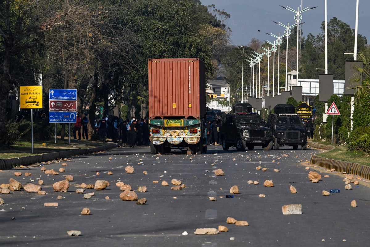 La policía antidisturbios vigila mientras musulmanes chiíes bloquean una carretera durante su intento de asaltar la embajada estadounidense en Islamabad el 1 de marzo de 2026.