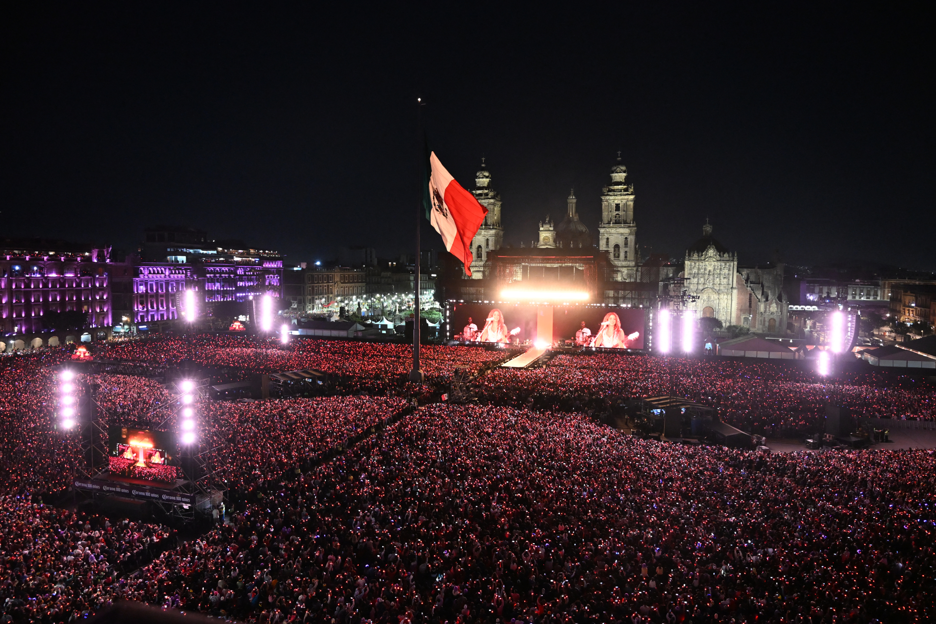 Vista general de la cantante colombiana Shakira durante un concierto gratuito en el Zócalo de la Ciudad de México el 1 de marzo de 2026.