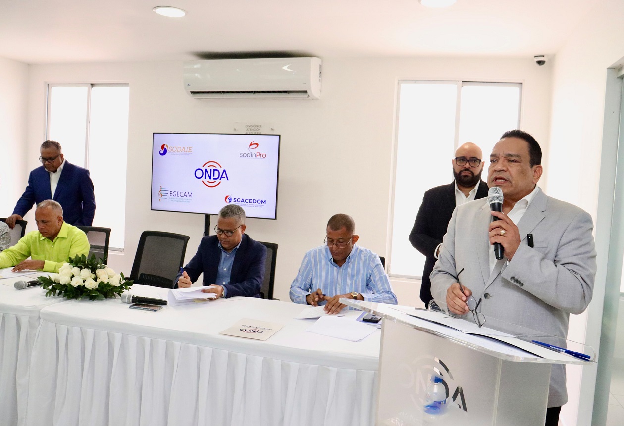El director general de la Oficina Nacional de Derecho de Autor (ONDA), José Ruben Gonell Cosme, cuando se dirigía a los representantes de las sociedades de gestión colectiva.