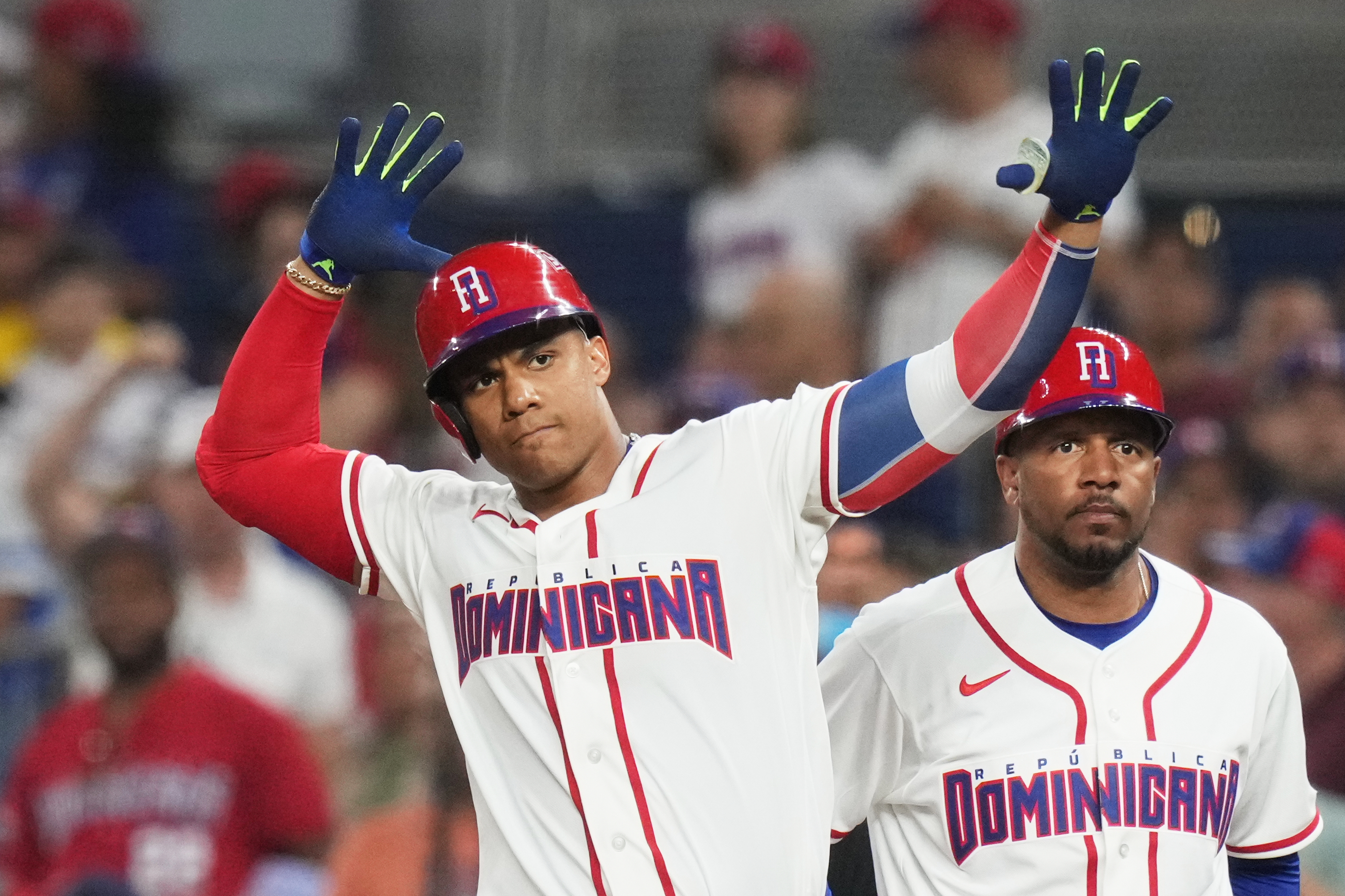Juan Soto, de República Dominicana, reacciona después de conectar un sencillo durante la tercera entrada de un partido del Clásico Mundial de Béisbol contra Nicaragua, el viernes 6 de marzo de 2026, en Miami.