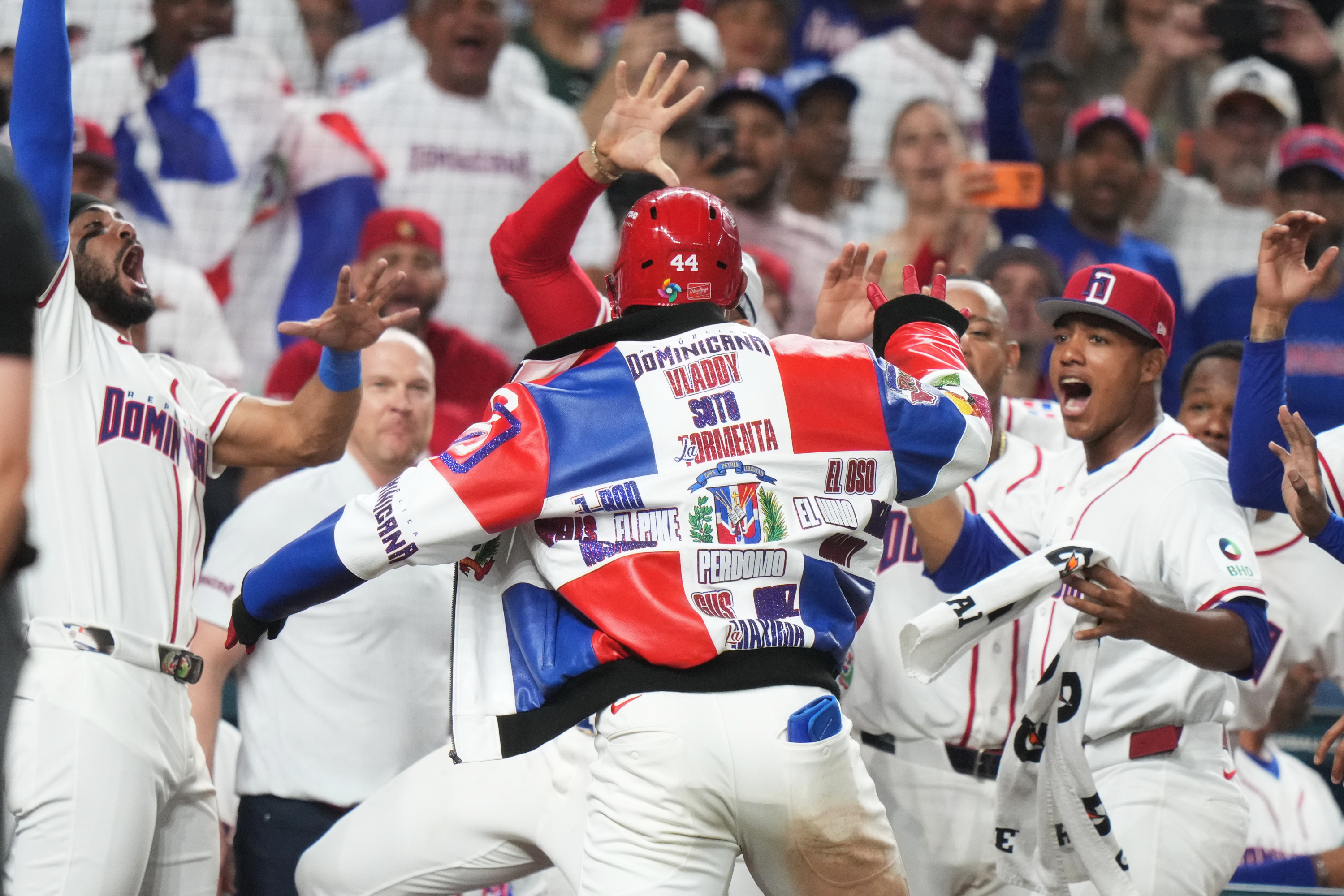 Julio Rodríguez usando la chaqueta de celebración del equipo dominicano, que lleva varios de los sobrenombres de los jugadores, tras pegar un jonrón contra Nicaragua en el Clásico Mundial de Béisbol 2026
