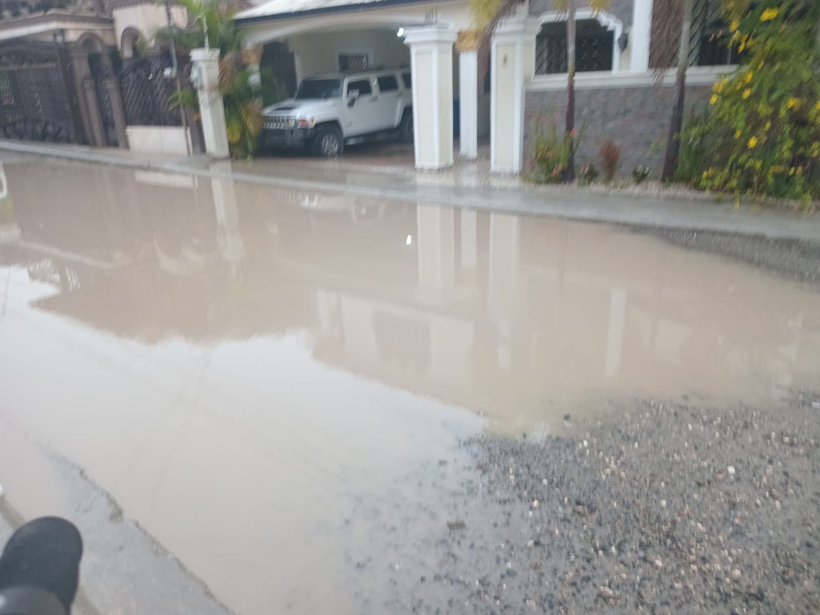 Solano señaló que solo esperan que terminen las aceras y contenes, el asfaltado de sus calles y la construcción del drenaje pluvial.