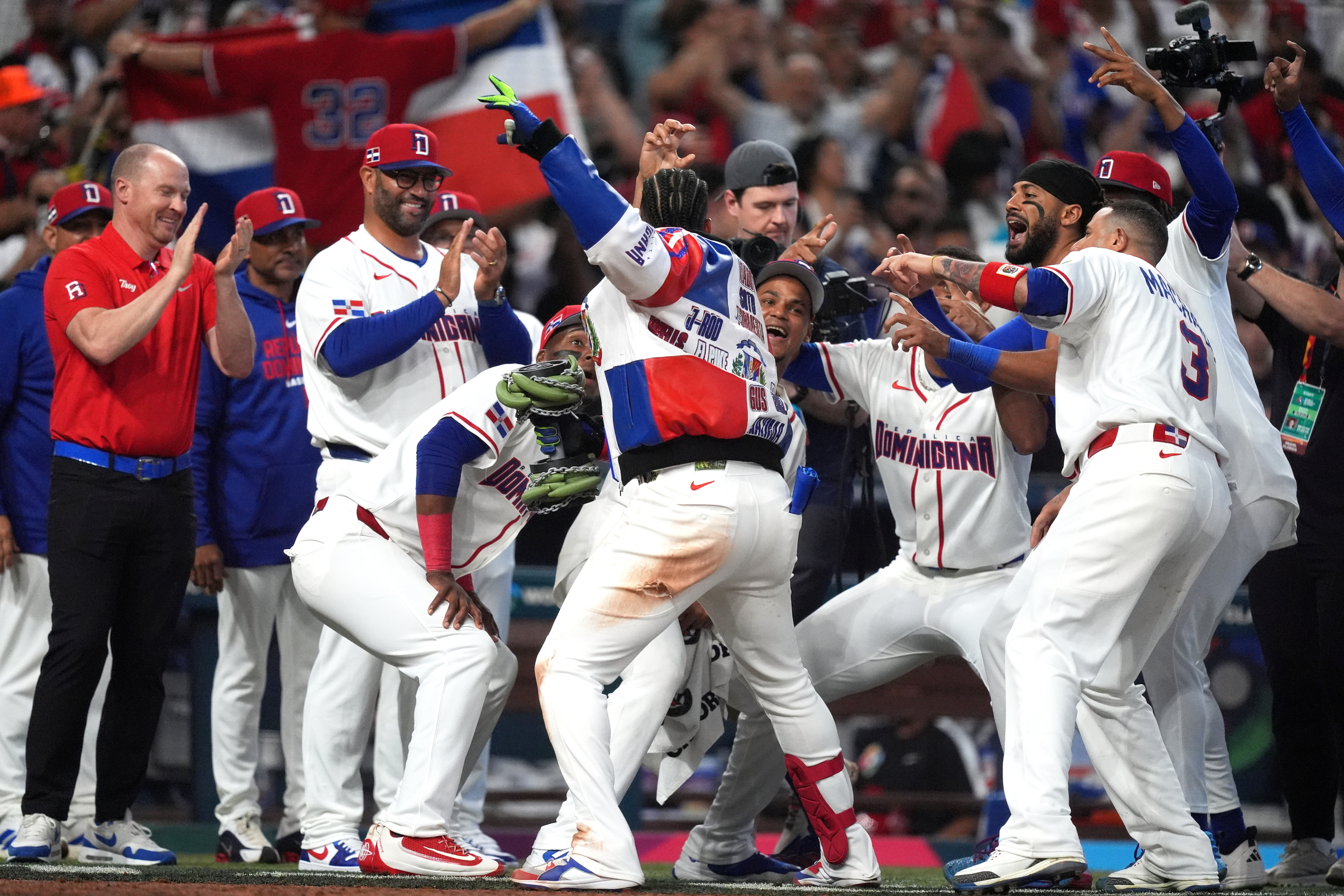 Jugadores y personal de República Dominicana celebran jonrón en el Clásico Mundial 2026. El domingo 8 de marzo de 2026