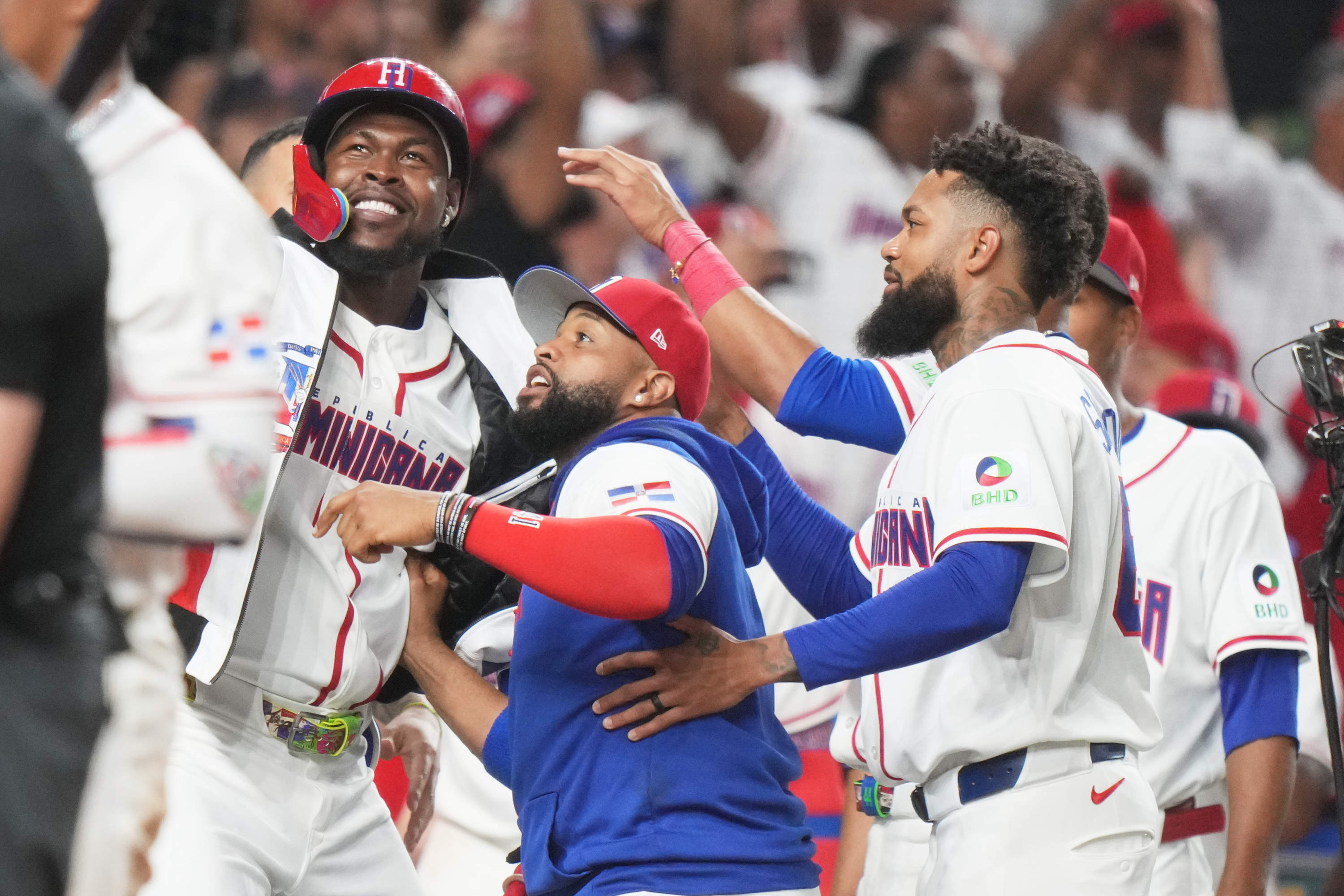 Oneil Cruz celebra tras pegar su primer jonrón en el Clásico Mundial
