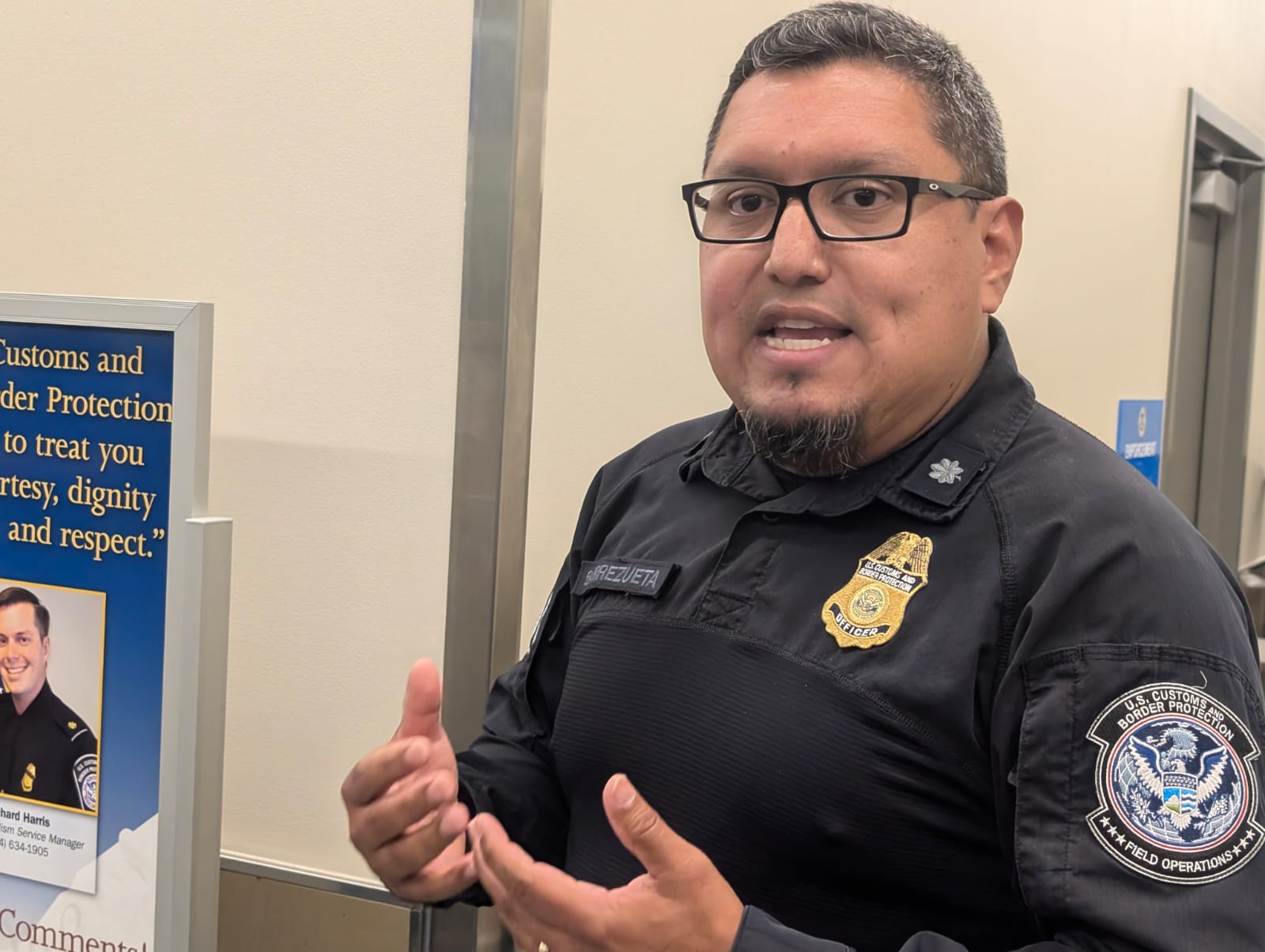 Oficial Barrezueta, del equipo de Oficiales de Aduanas y Protección Fronteriza de Estados Unidos (CBP, en inglés).
