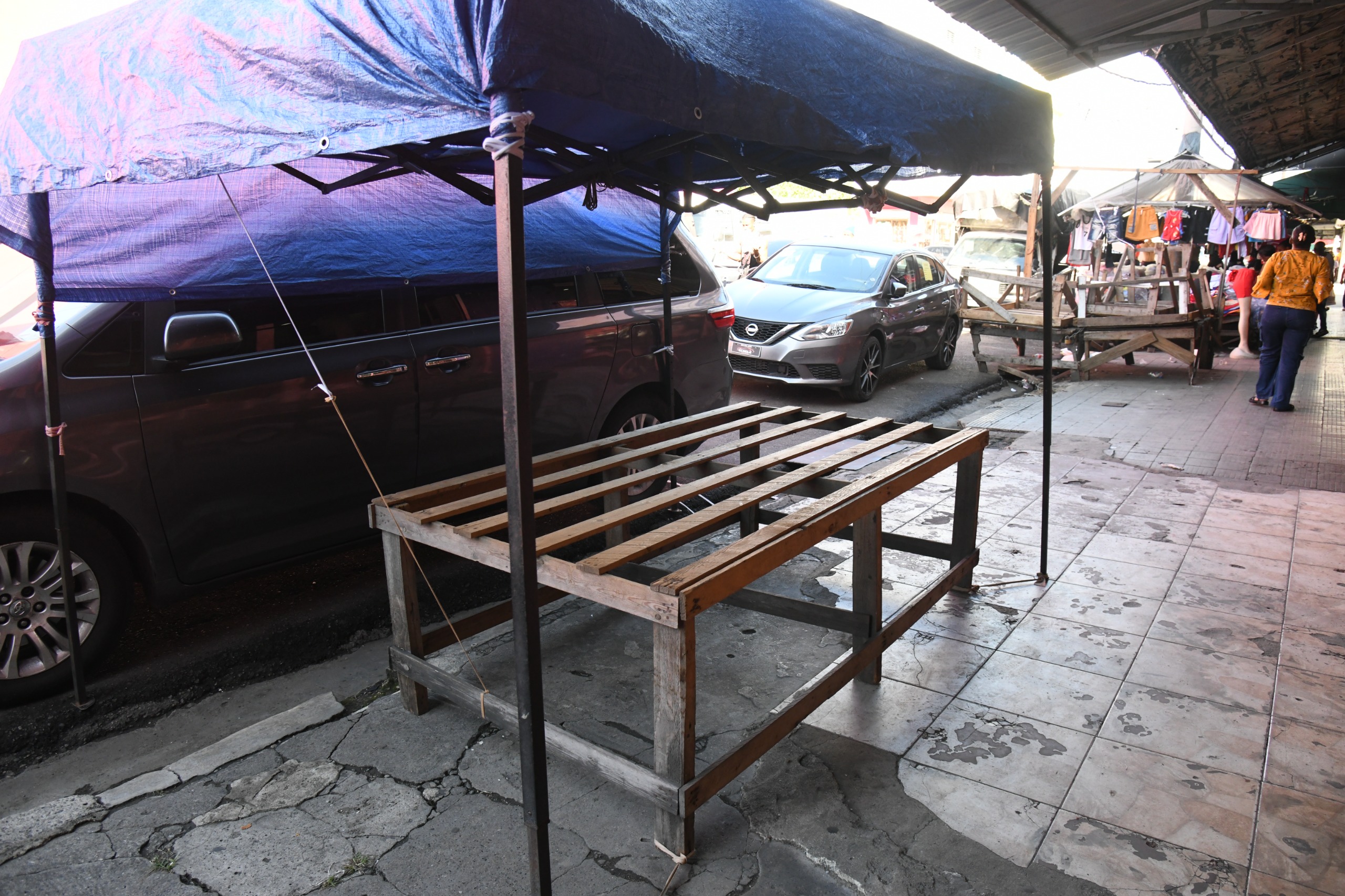 Mesa vacía en la avenida Duarte.