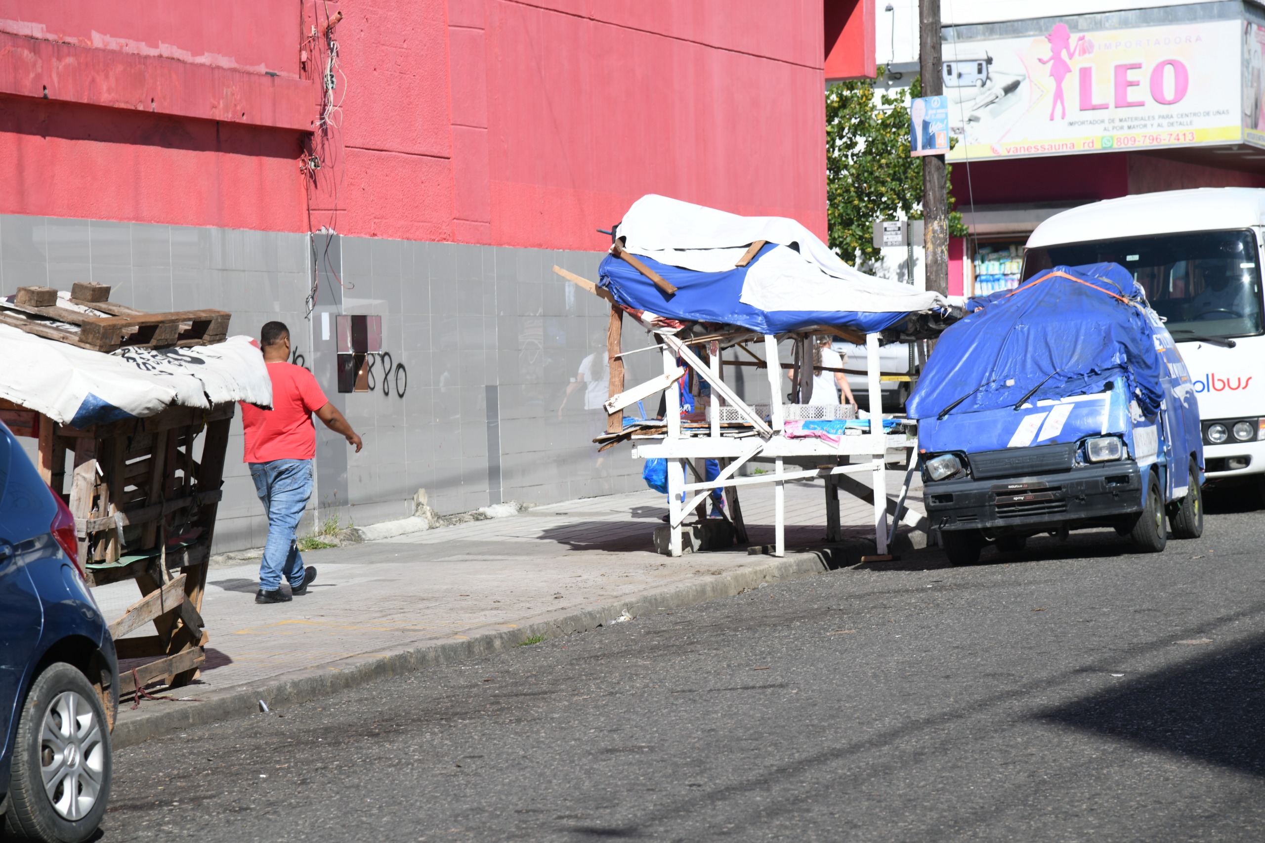 Mesas de los buhoneros destruidas en la avenida Duarte.