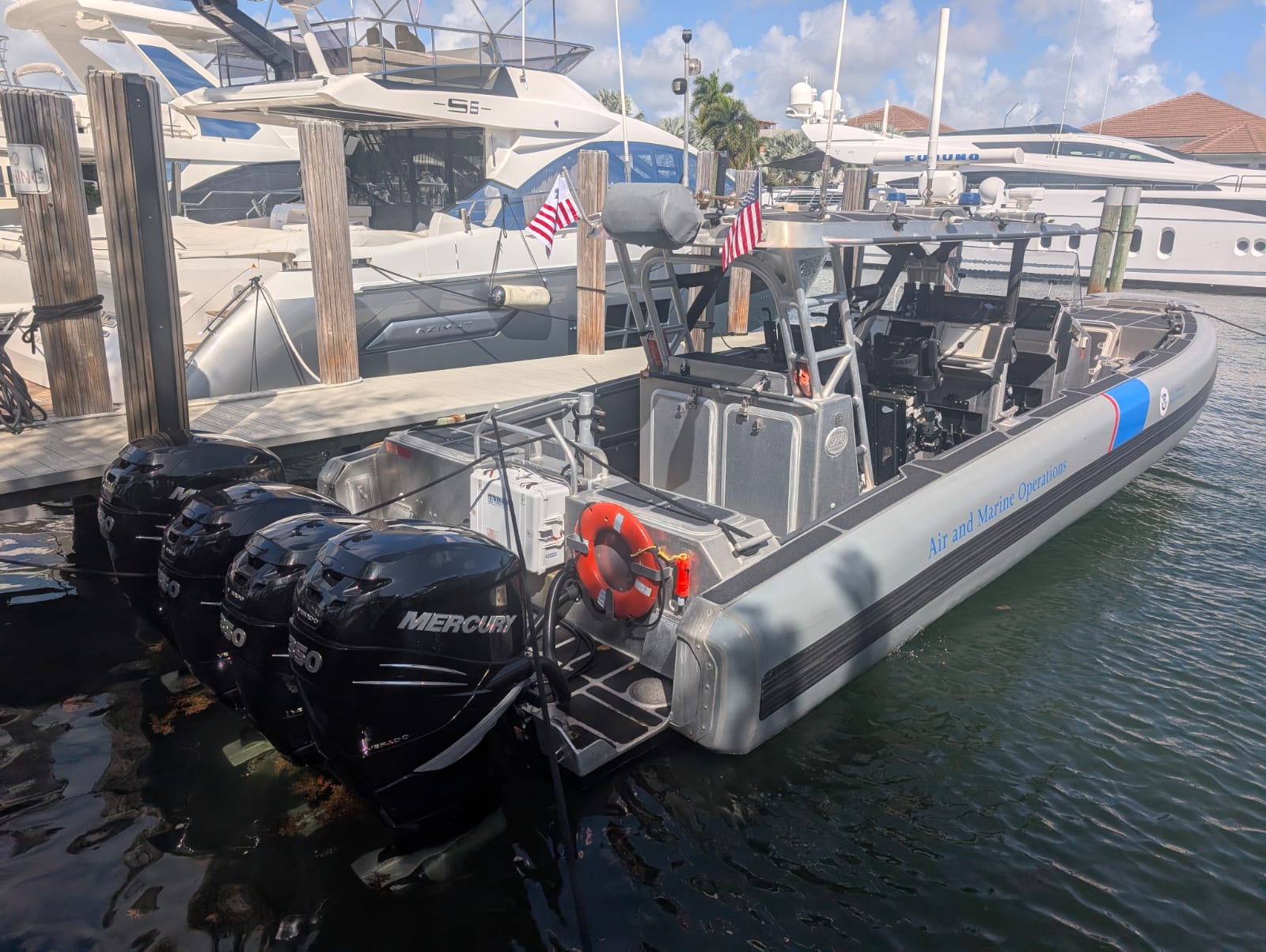 Oficiales de la división de Operaciones Aéreas y Marítimas de CBP (AMO) explican a periodistas latinoamericanos cómo operan en la frontera marítima de Florida, donde interceptan embarcaciones ilegales