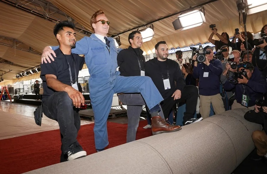 El presentador de la 98º edición de los premios Óscar, Conan O'Brien, posa sobre la alfombra de la gala, desplegada este 11 de marzo de 2026, en Los Ángeles (EE.UU.). EFE/Chris Torres