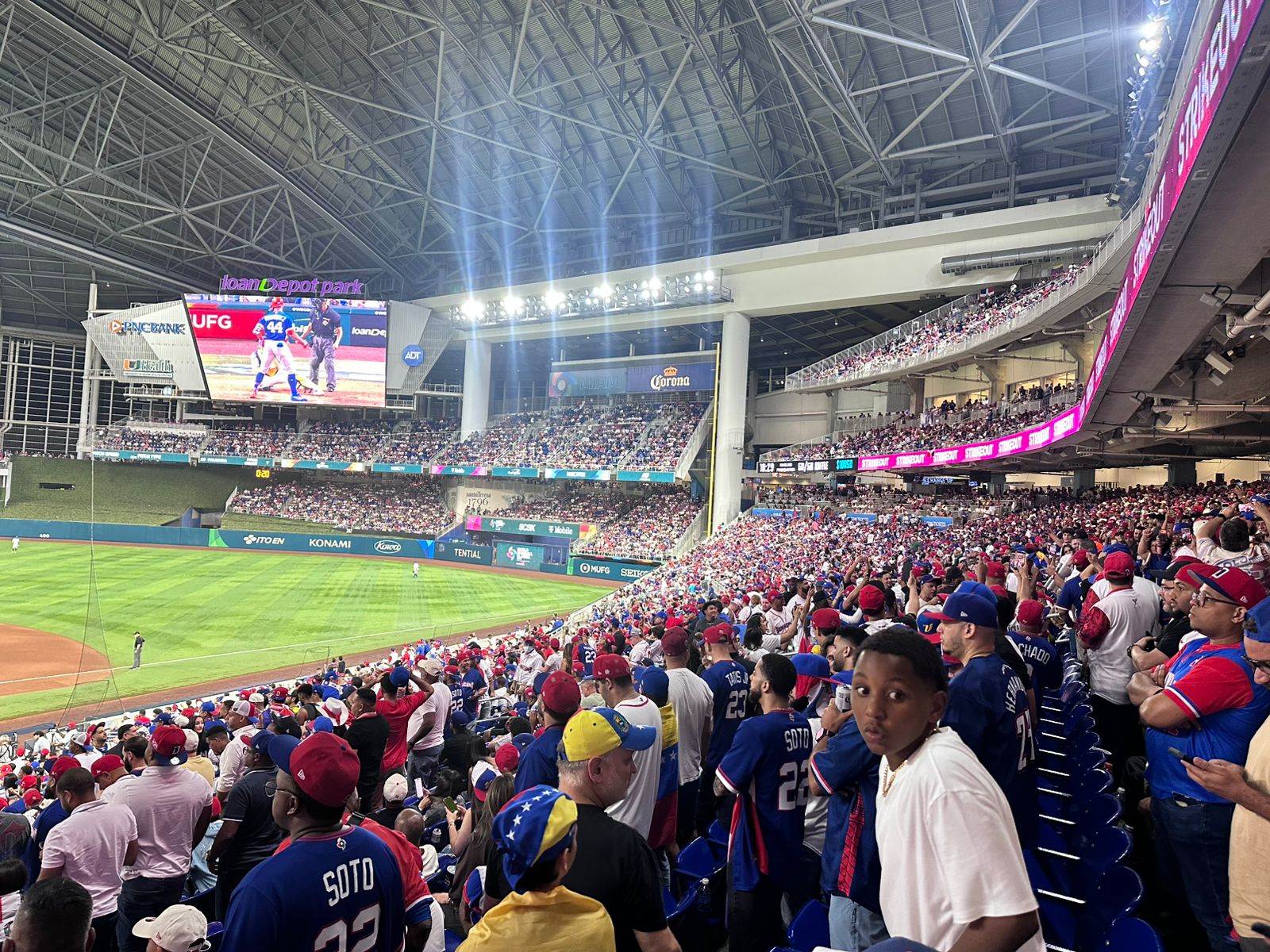 Fanáticos dominicanos y venezolanos en el loanDepot Park.