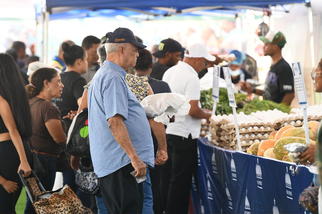 Dominicanos acuden a la Feria Agropecuaria Nacional, en la Ciudad Ganadera.