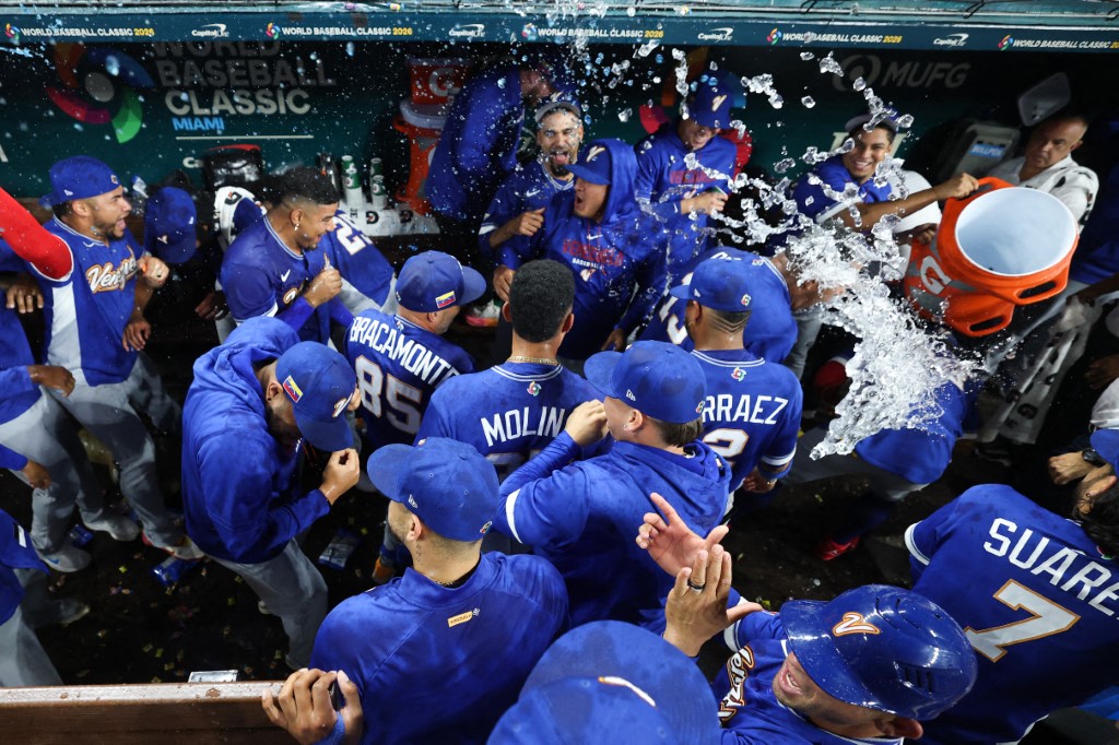 El equipo de Venezuela celebra su victoria por 8-5 contra el equipo de Japón durante el Clásico Mundial de Béisbol 2026 en el parque loanDepot.