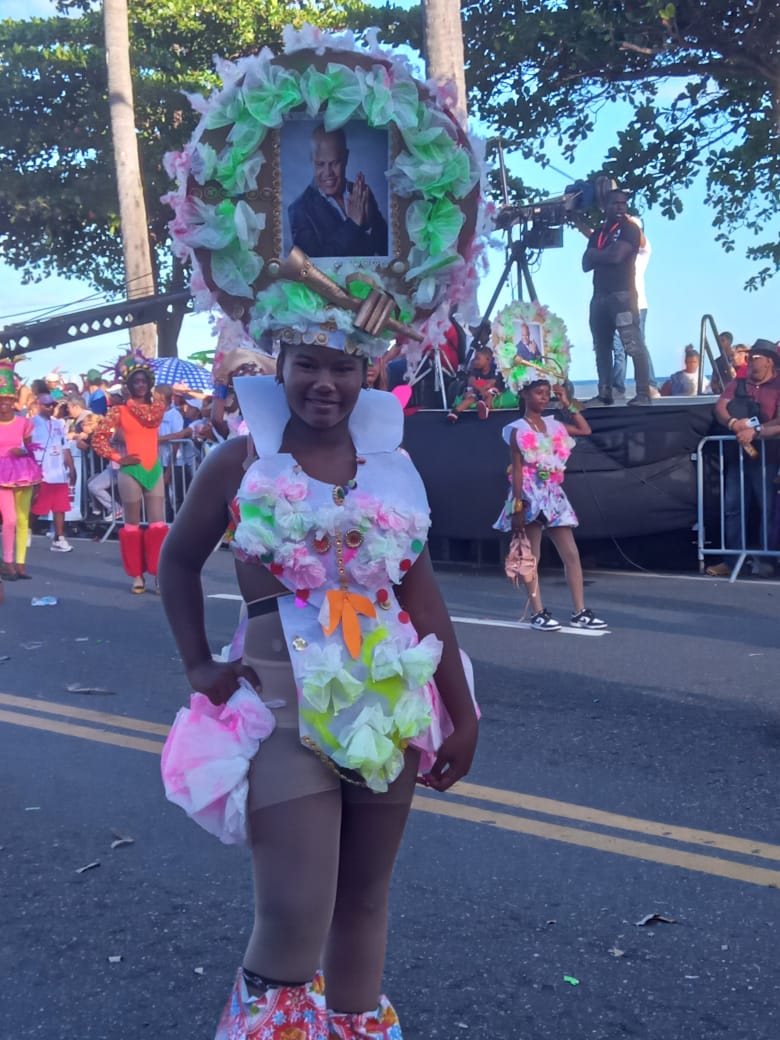 Traje en el carnaval inspirado en Ruby Peréz, como homenaje al artista.