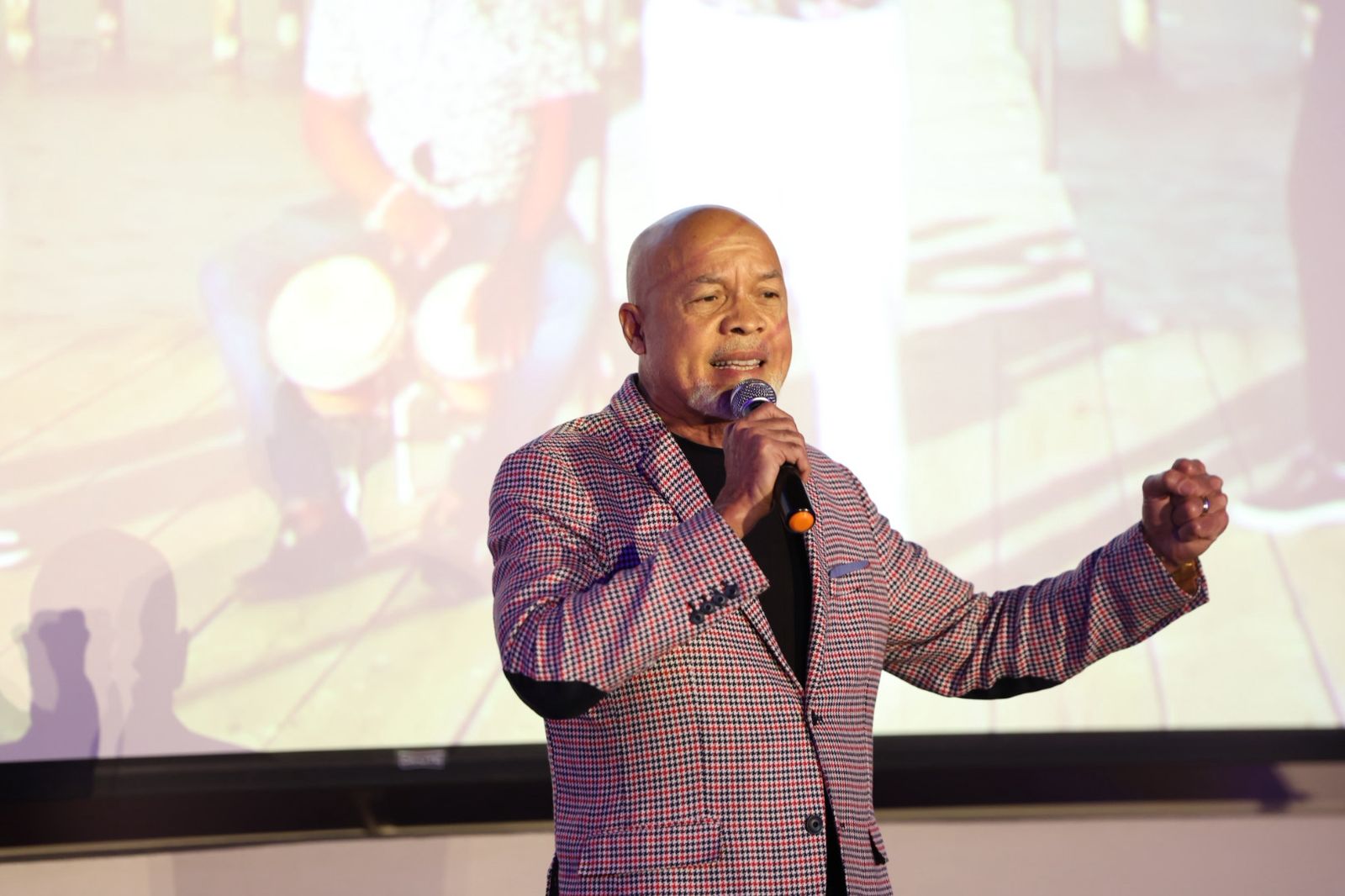 Enrique Féliz cantando en la Semana Más Corta 2026