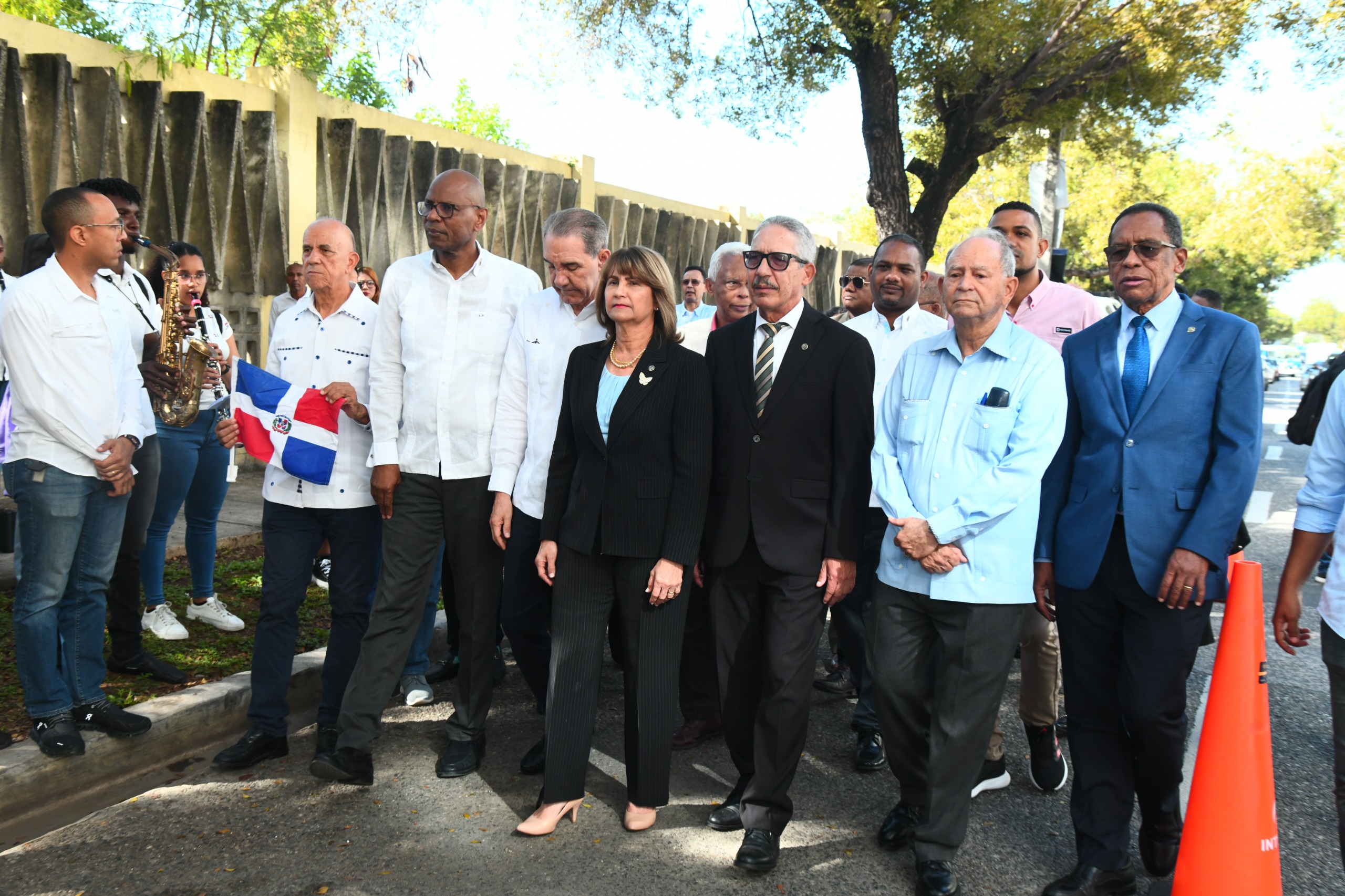Dirigentes de la UASD en la entrega floral