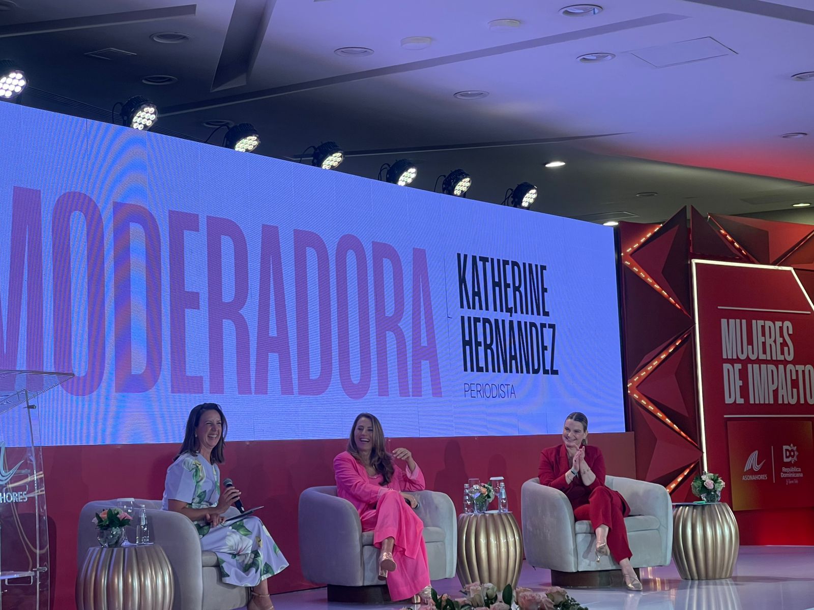 Encarna Piñero, líder de uno de los grupos turísticos más importantes vinculados al desarrollo del turismo dominicano y Margalida Prohens, presidenta de una región como Islas Baleares juntop a la periodista Katherine Hernandez