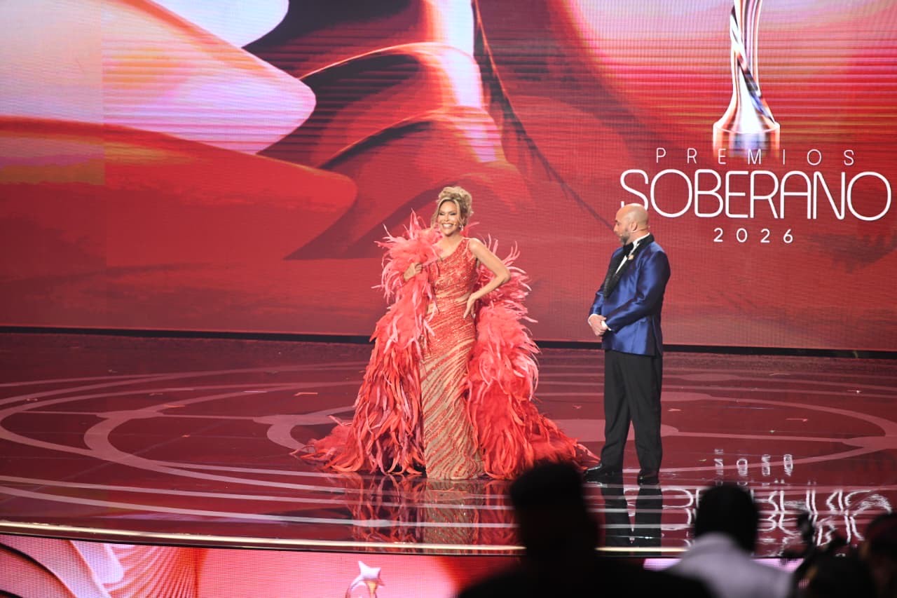 Georgina Duluc e irving Alberti, presentadores de Premios Soberano.