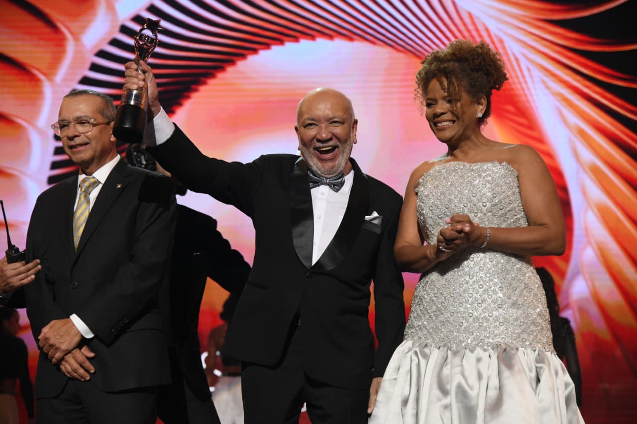 El veterano presentador y productor de televisión Jochy Santos al recibir la estatuilla del Gran Soberano 2026