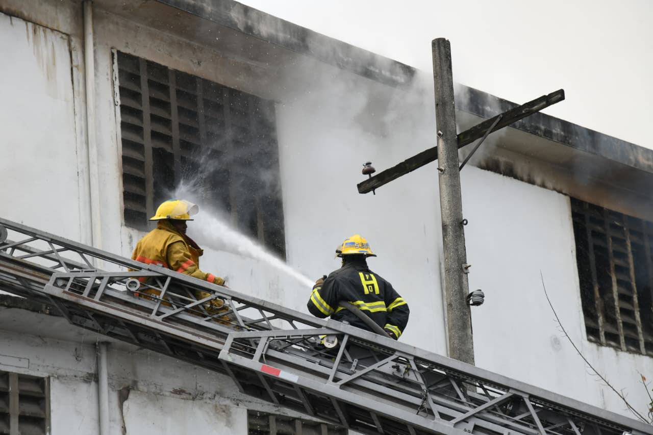 Bomberos socorren el fuego en el almacén Banreservas que está ubicado en la calle Yolanda Guzmán.