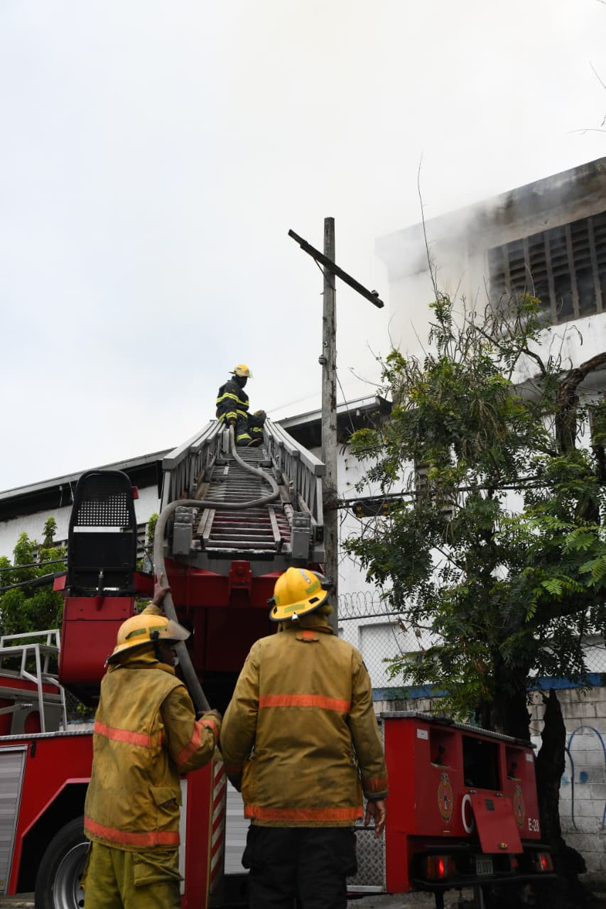 Los bomberos combaten incendio en almacén de Banreservas