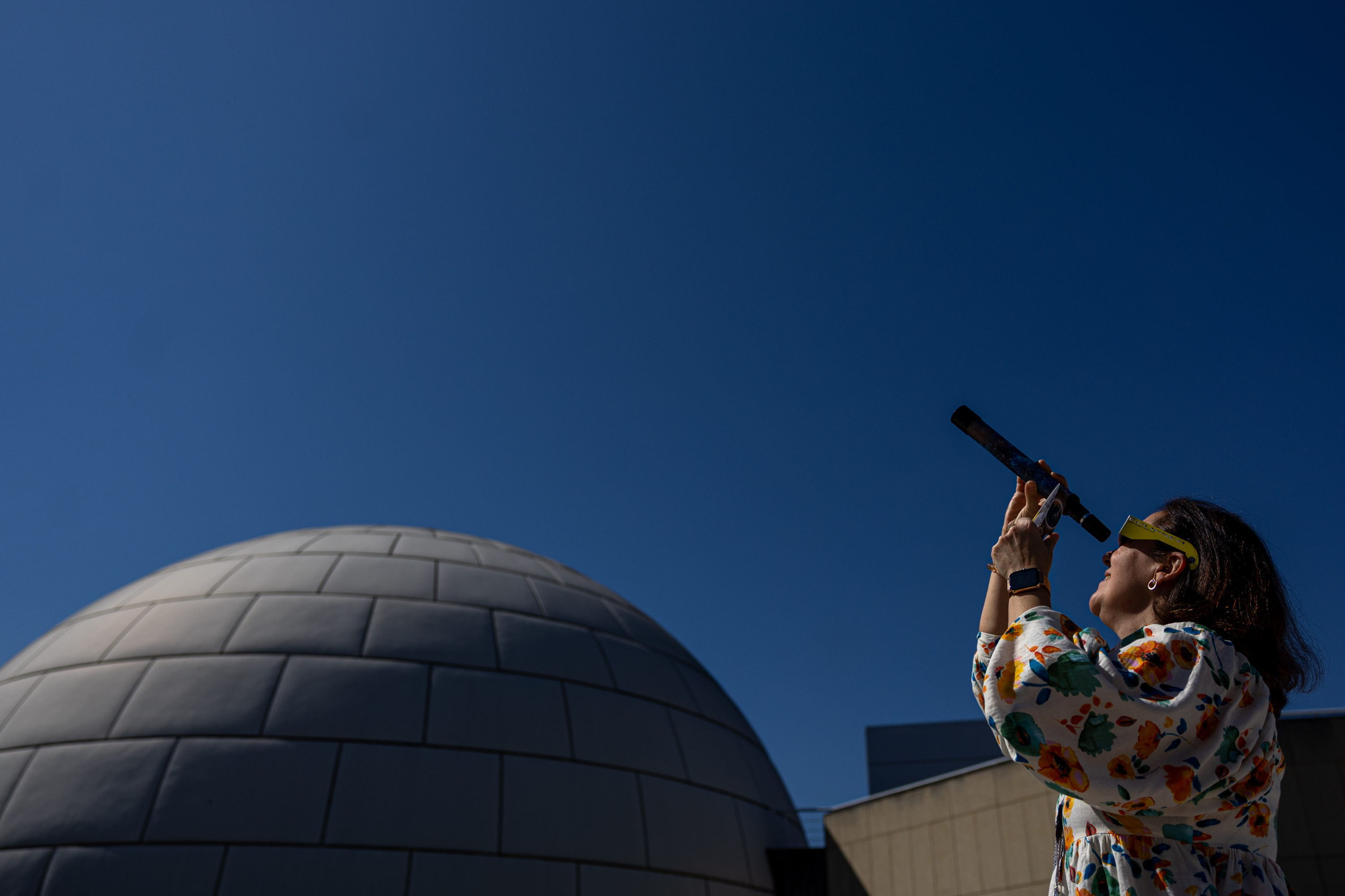 MADRID, 29/03/2025.- Varias personas observan un eclipse parcial de Sol en el planetario de Madrid, el pasado 28 de marzo de 2025. EFE/ Daniel González