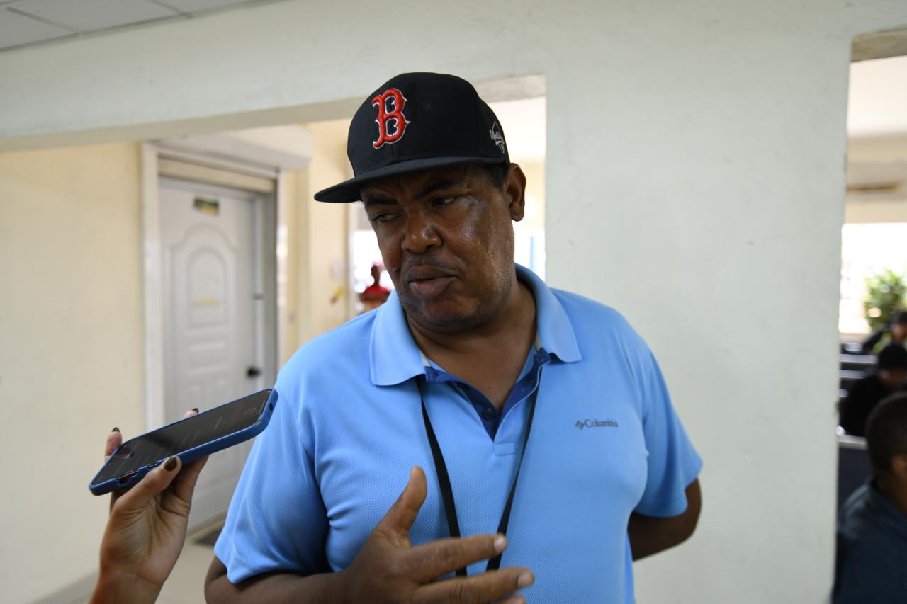 Darío Mateo, encargado del control de autobuses en el kilómetro 9