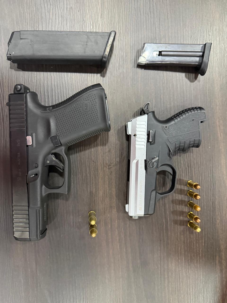 La Policía le ocupó a Yailin una pistola marca Glock 19, con selector de disparo, cargador y dos cápsulas y una segunda pistola marca Zoraki, con cargador y cinco cápsulas.