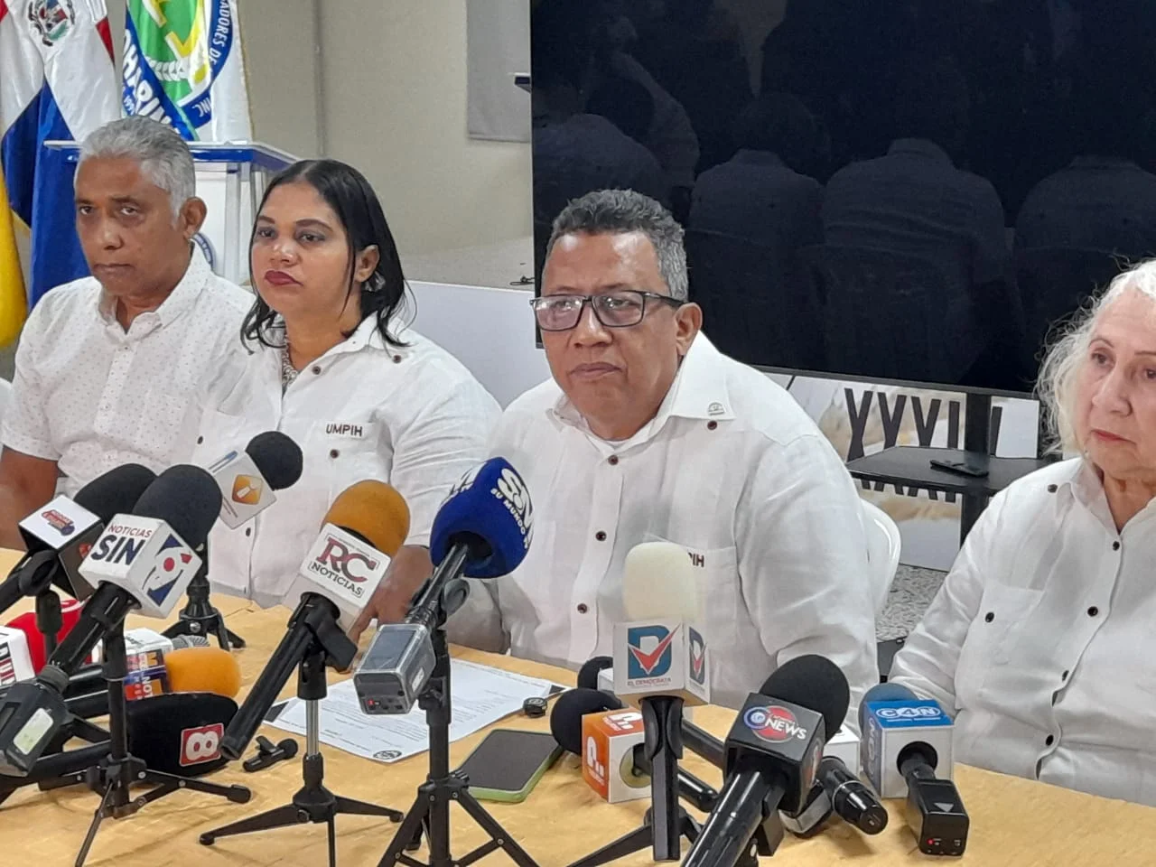 José Radhamés Bruno, presidente del gremio en la rueda de prensa.