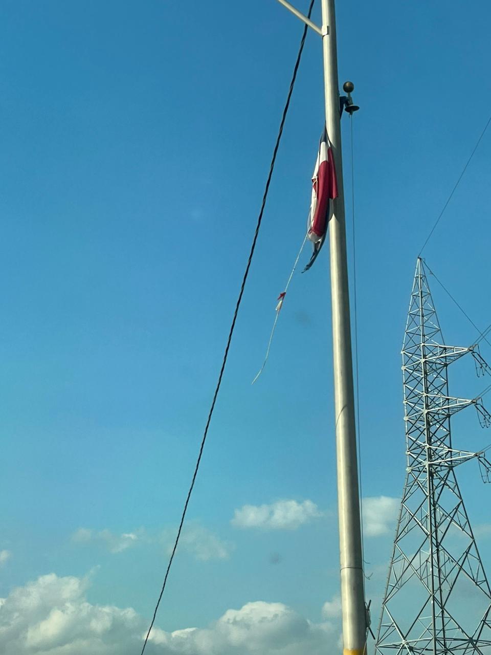 En esta imagen se puede notar la bandera dominicana, ubicada en el puente Jacinto Peynado, que conecta Villa Mella con el Distrito Nacional, en mal estado.