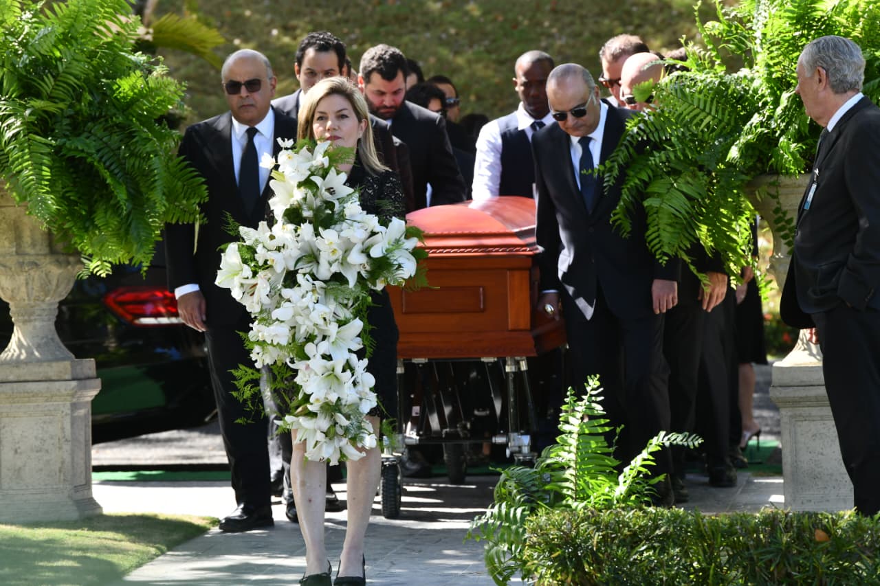 Familiares de Héctor Rizek acompañan el féretro del empresario hasta el cementerio Puerta del Cielo, donde se realizó una misa antes de su sepultura.