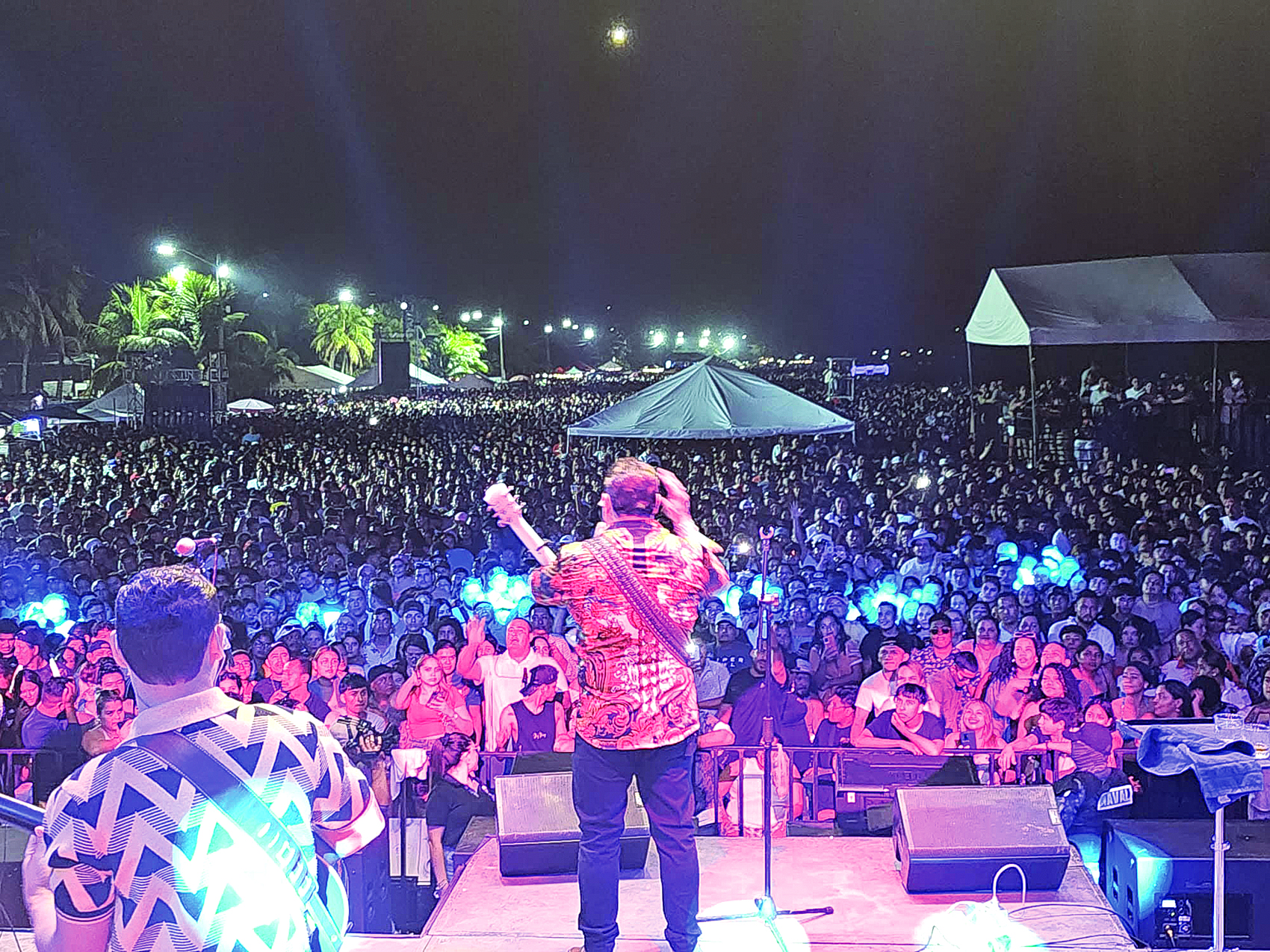 El Chaval de la Bachata ante la gigantesca multitud concentrada en Honduras.