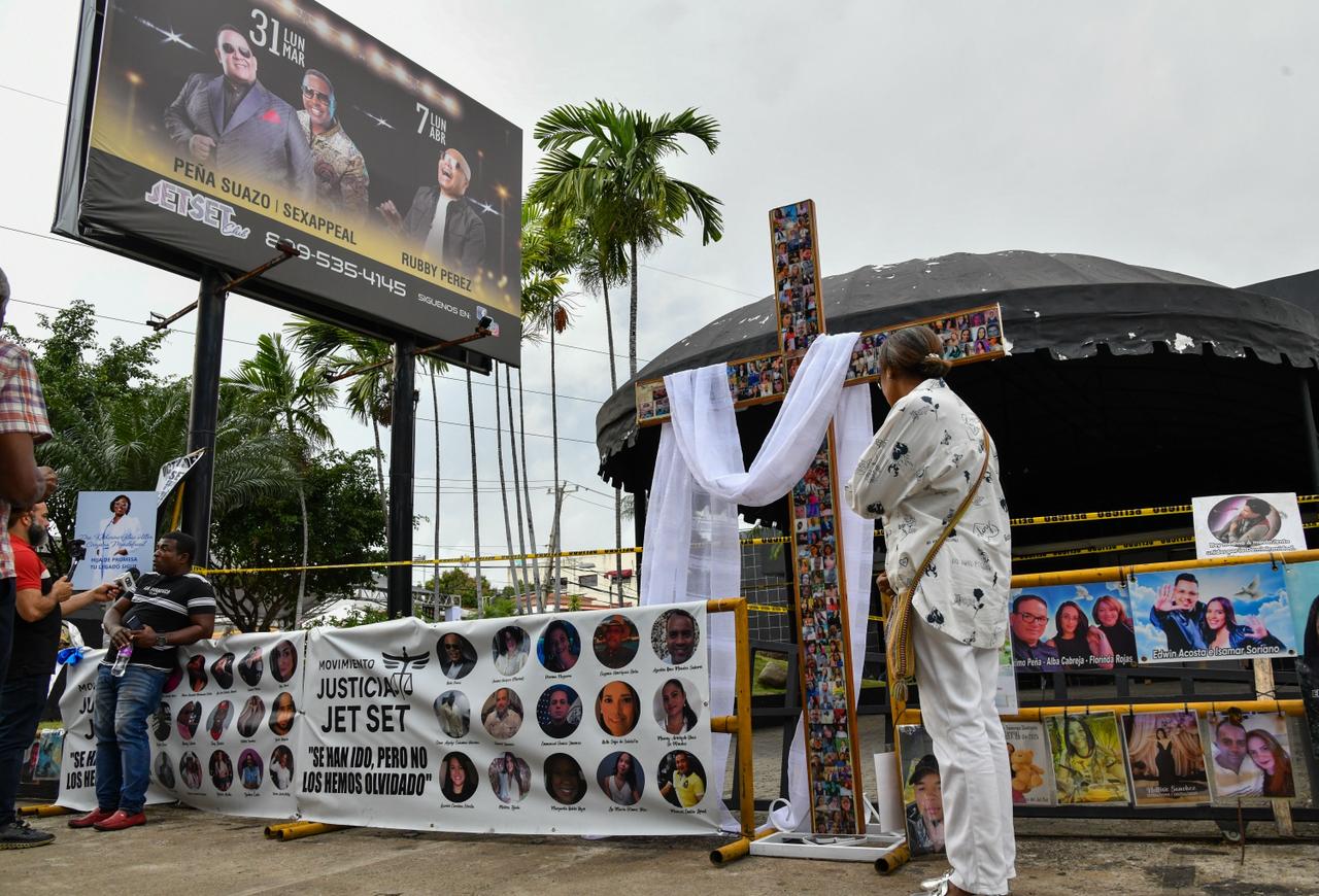 Familiares han colocado fotos de las víctimas en el frente de la discoteca.