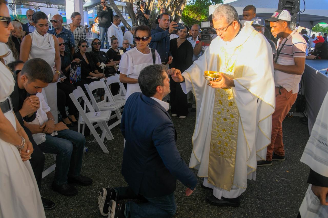 Eduardo Verástegui recibe la bendición del arzobispo Monseñor Tomás Diplán